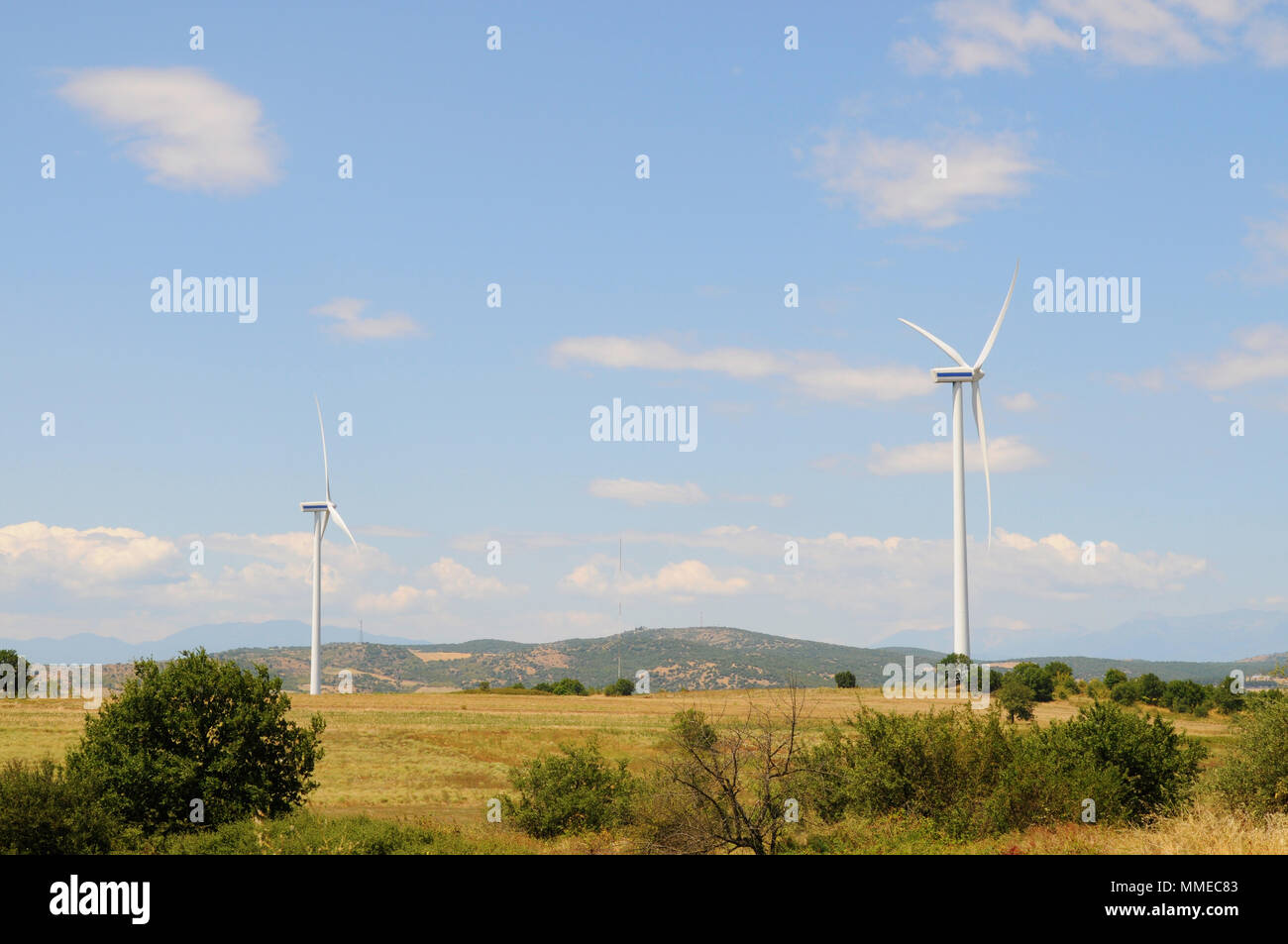 Las turbinas eólicas en el campo produciendo electricidad Foto de stock
