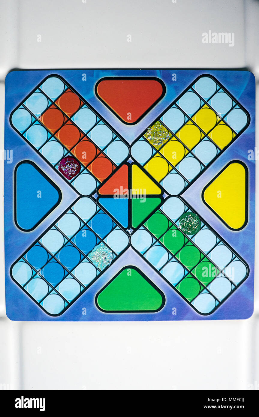 Tablero de juego de ludo fotografías e imágenes de alta resolución - Alamy