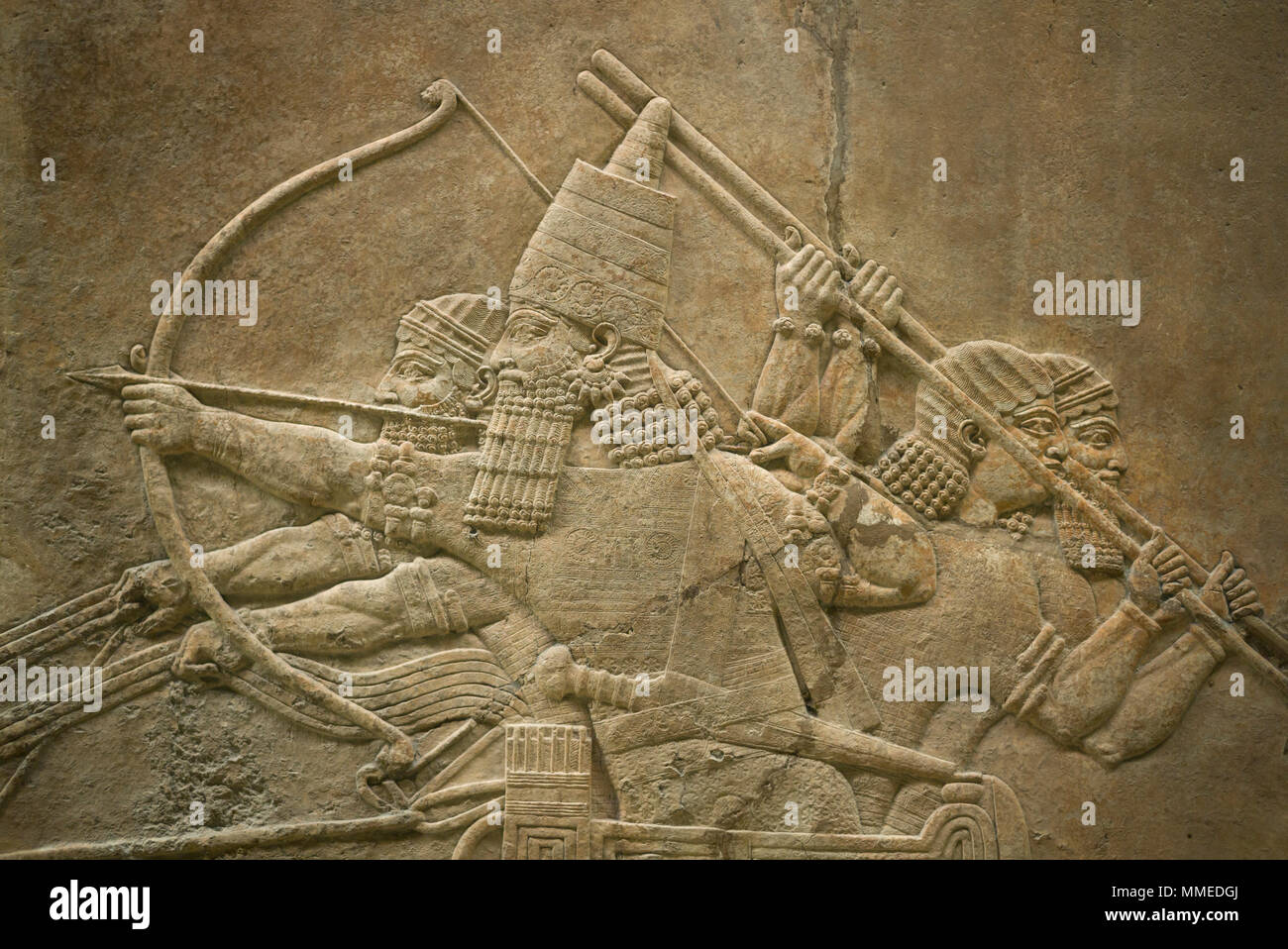 Londres. Inglaterra. Museo Británico. El rey Ashurbanipal cazando leones. Panel de pared de piedra de socorro, (645-635 A.C.) desde el norte del Palacio (Sala C, Grupo 7-8), Foto de stock