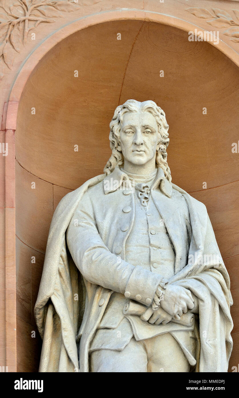 Londres, Inglaterra, Reino Unido. Estatua: John Locke (por William Theed) en Burlington Gardens fachada de la Real Academia (Burlington House) John Locke. Foto de stock
