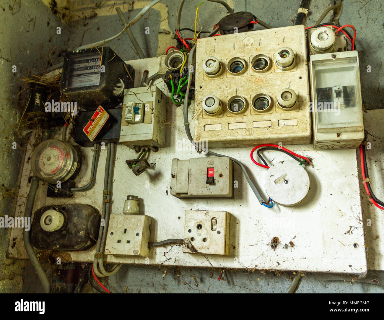 La caja del contador eléctrico de una casa Fotografía de stock - Alamy