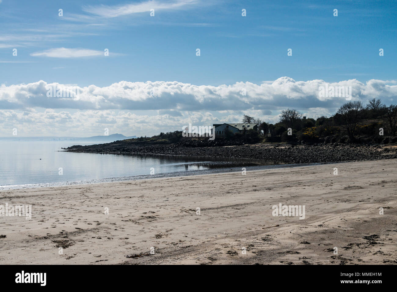 Silversands bay como visto desde Silver Sands Beach, Aberdour, Escocia Foto de stock