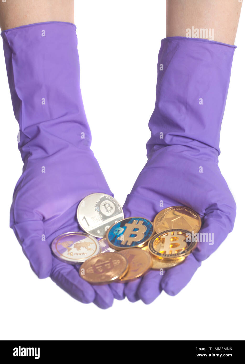 Mano en Purple Guantes contiene monedas Moneda Crypto aislado sobre un  fondo blanco.Mining concepto Fotografía de stock - Alamy