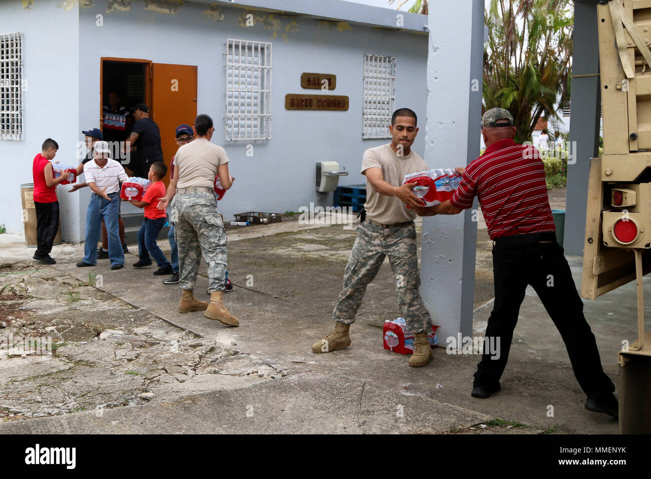Como parte de su misión con las comunidades, personal de la Guardia  Nacional de Puerto Rico, Oficina de Asuntos Públicos y el 191º Grupo de  Apoyo Regional, llevar comida y agua a