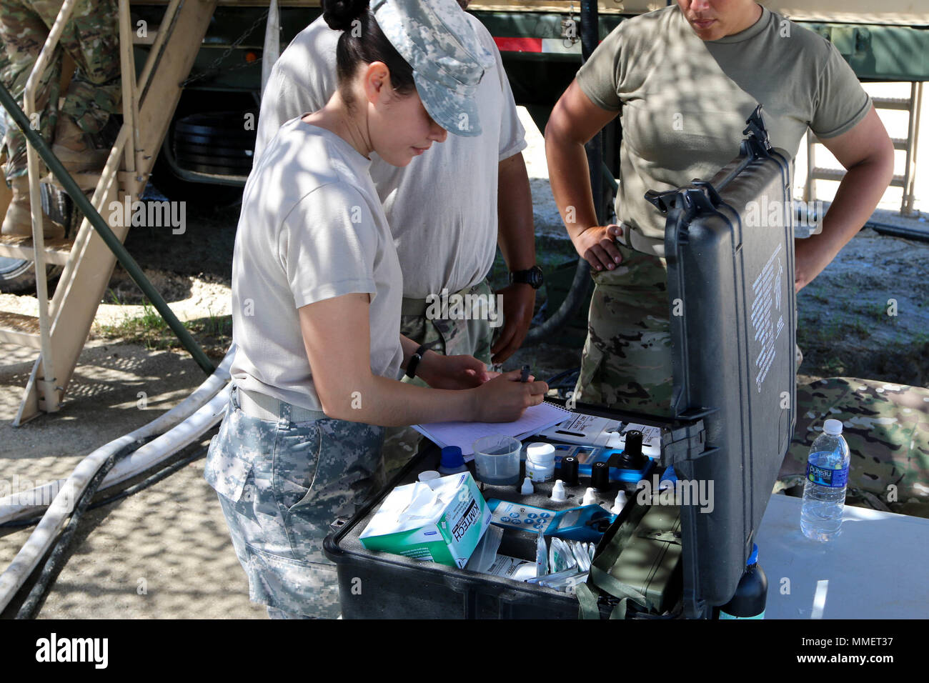Citizen-Soldiers de la Guardia Nacional del Ejército de Puerto Rico 714ª  Co. son de purificación de agua purificación del agua en la antigua base  naval Roosevelt Roads en Ceiba, Puerto Rico, el