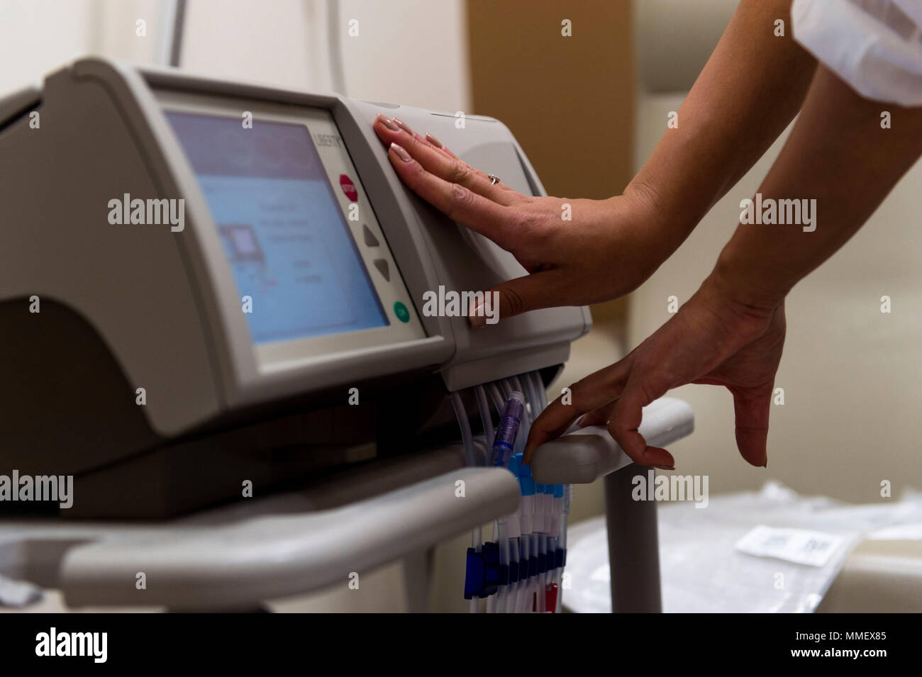 Nayeli Bustillos, un voluntario enfermera registrada, prepara una máquina  de diálisis de Fresenius Medical Care en Vega Alta, Puerto Rico, el 31 de  octubre, 2017. Casi 100 enfermeras de diálisis renal Fresenius