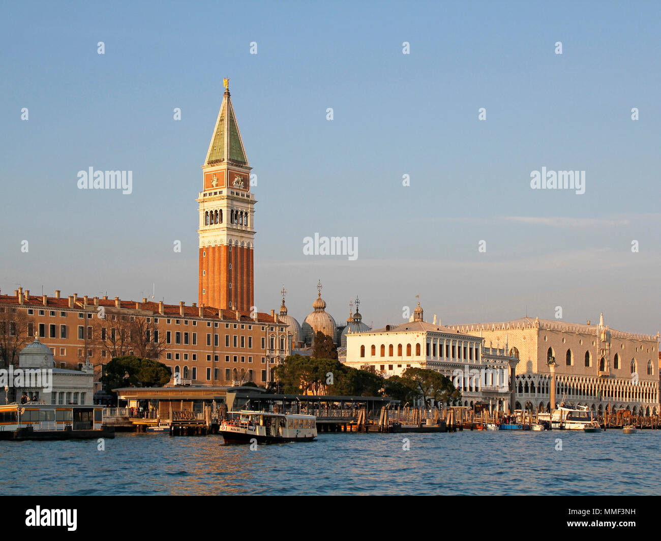 Vista de la Torre Campanario y el Palacio Doge desde el Gran Canal, Venecia, Italia Foto de stock