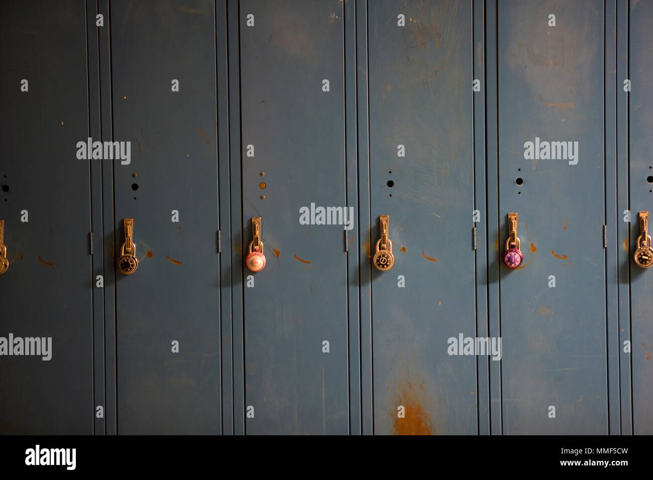Still life de acero golpearon los casilleros con candados en una escuela secundaria de pasillo Foto de stock