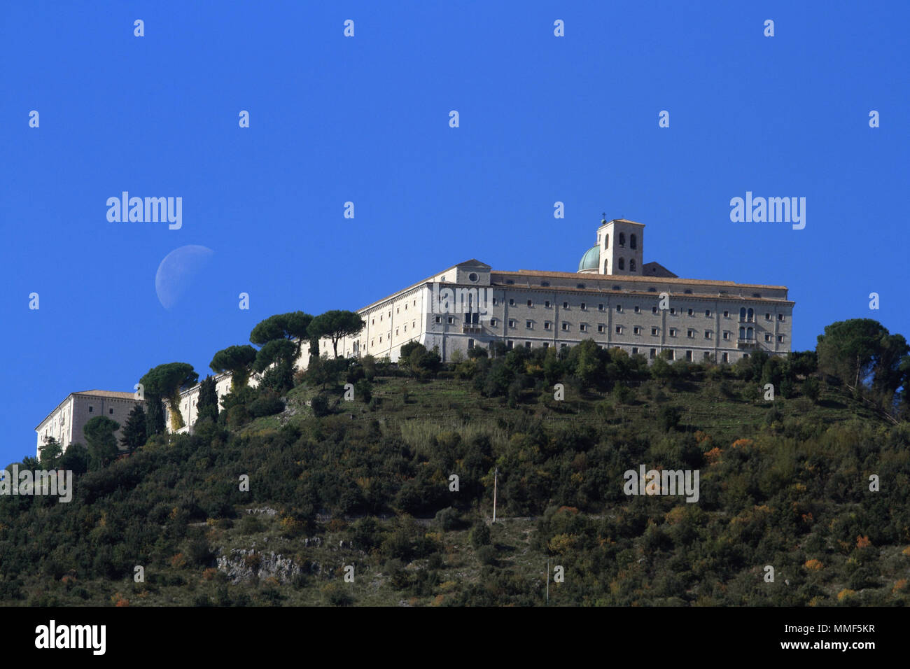La Abadía de Montecassino con la luna Foto de stock