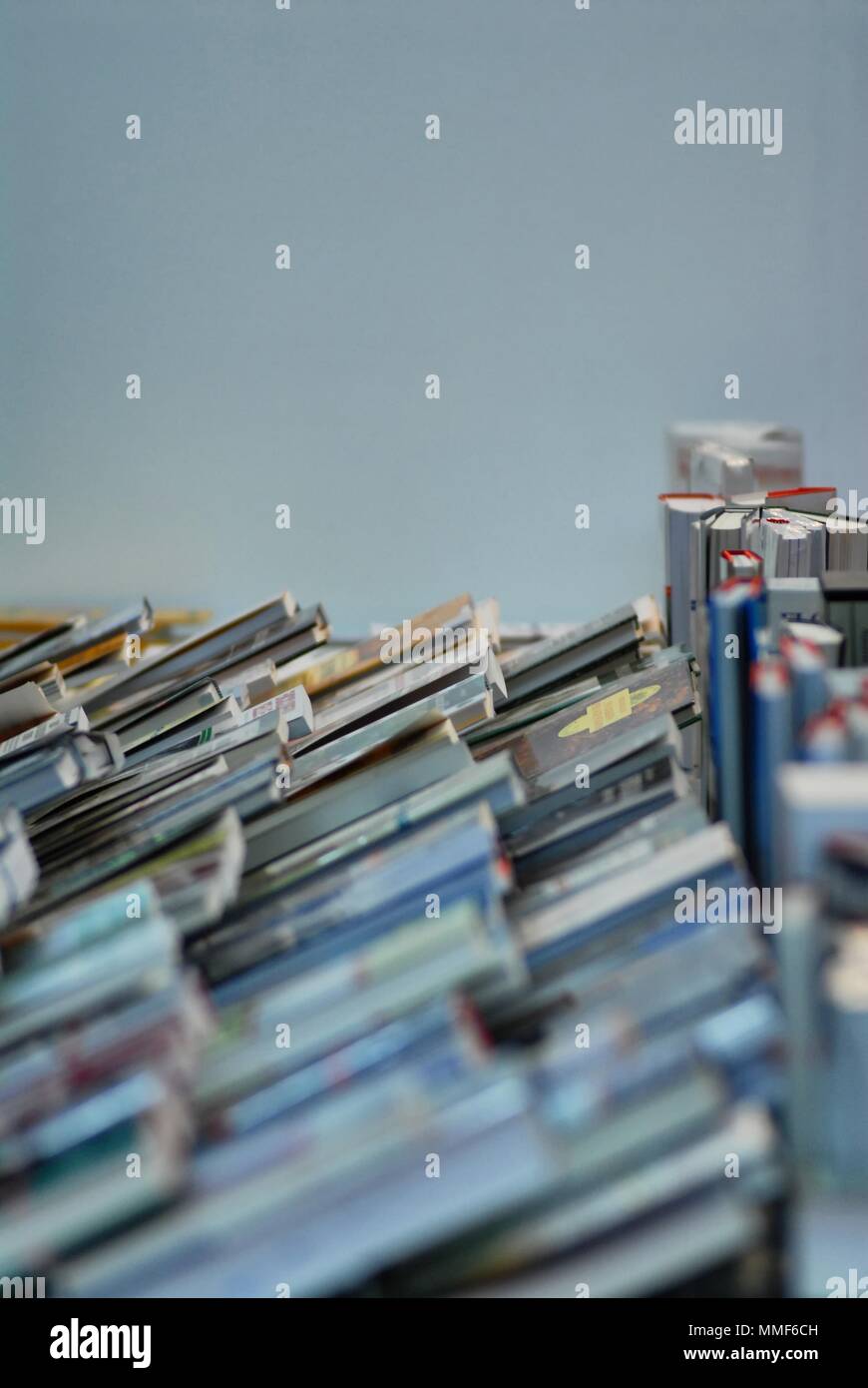 Filas de libros sobre fondo gris copyspace vista en perspectiva el enfoque selectivo Foto de stock