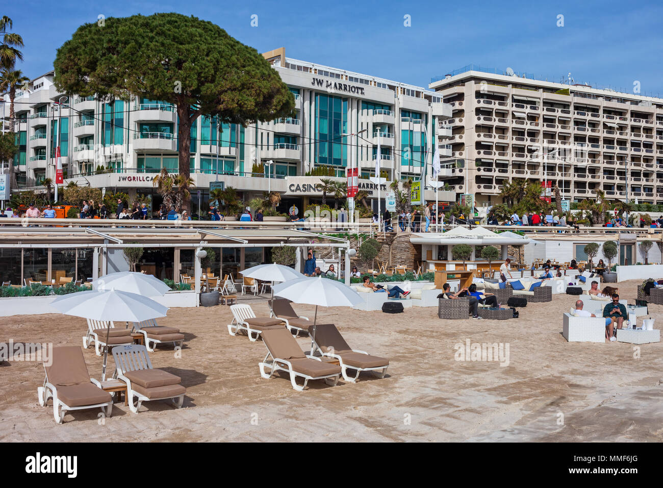 El Hotel JW Marriott en el Boulevard de la Croisette en Cannes, Francia, la ciudad vista desde la playa en la Riviera Francesa Foto de stock