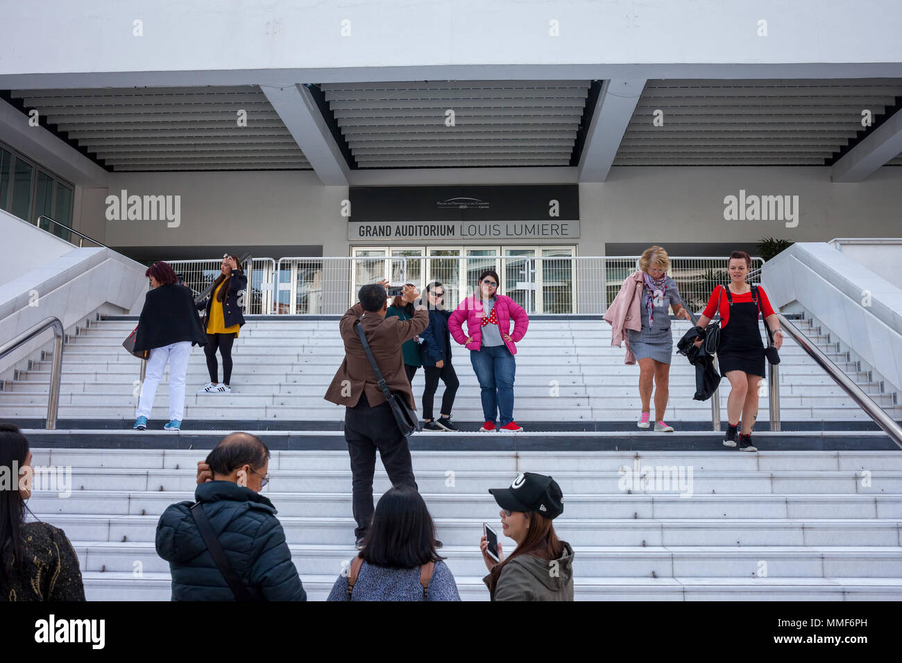 Francia, Cannes, la gente, los turistas posando y tomando fotos en las escaleras del Gran Auditorio Louis Lumière del Festival de Cine de Cannes Foto de stock