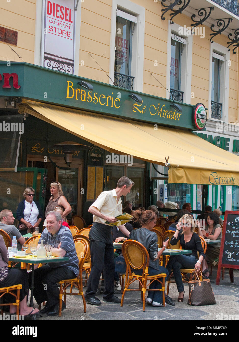 Personas en una cafetería de la calle, cerca de la Place Masséna, Niza, en  el sur de Francia, Alpes-Maritimes, Cote Azur, Francia, Europa, el mar  Mediterráneo Fotografía de stock - Alamy