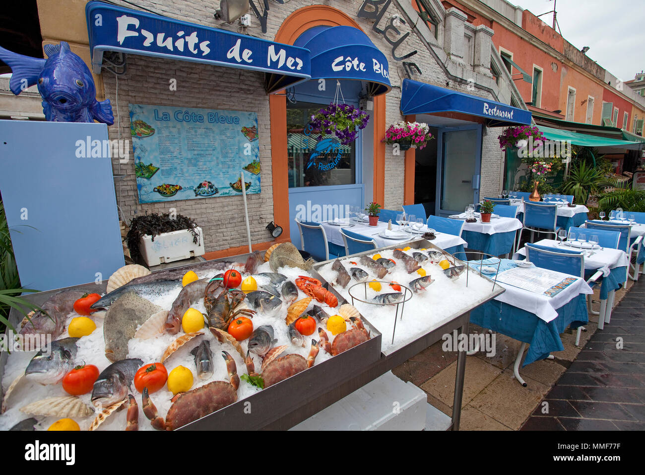 Restaurante de mariscos en lugar Cours Saleya, Niza Côte d'azur, Alpes Marítimos, en el sur de Francia, Francia, Europa Foto de stock