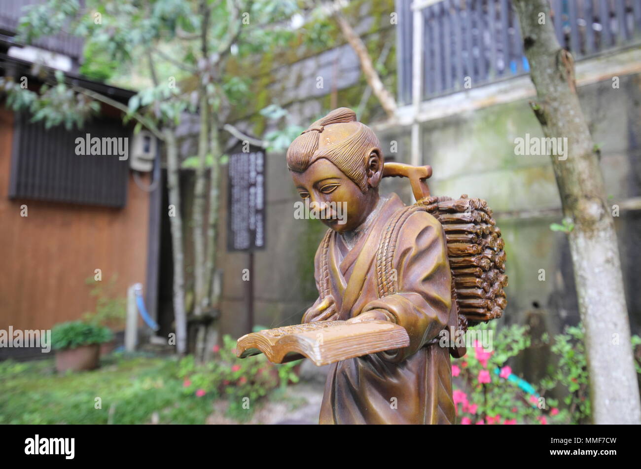 Kinjiro Ninomiya estatua en Fukui de Japón. Kinjiro Ninomiya fue un