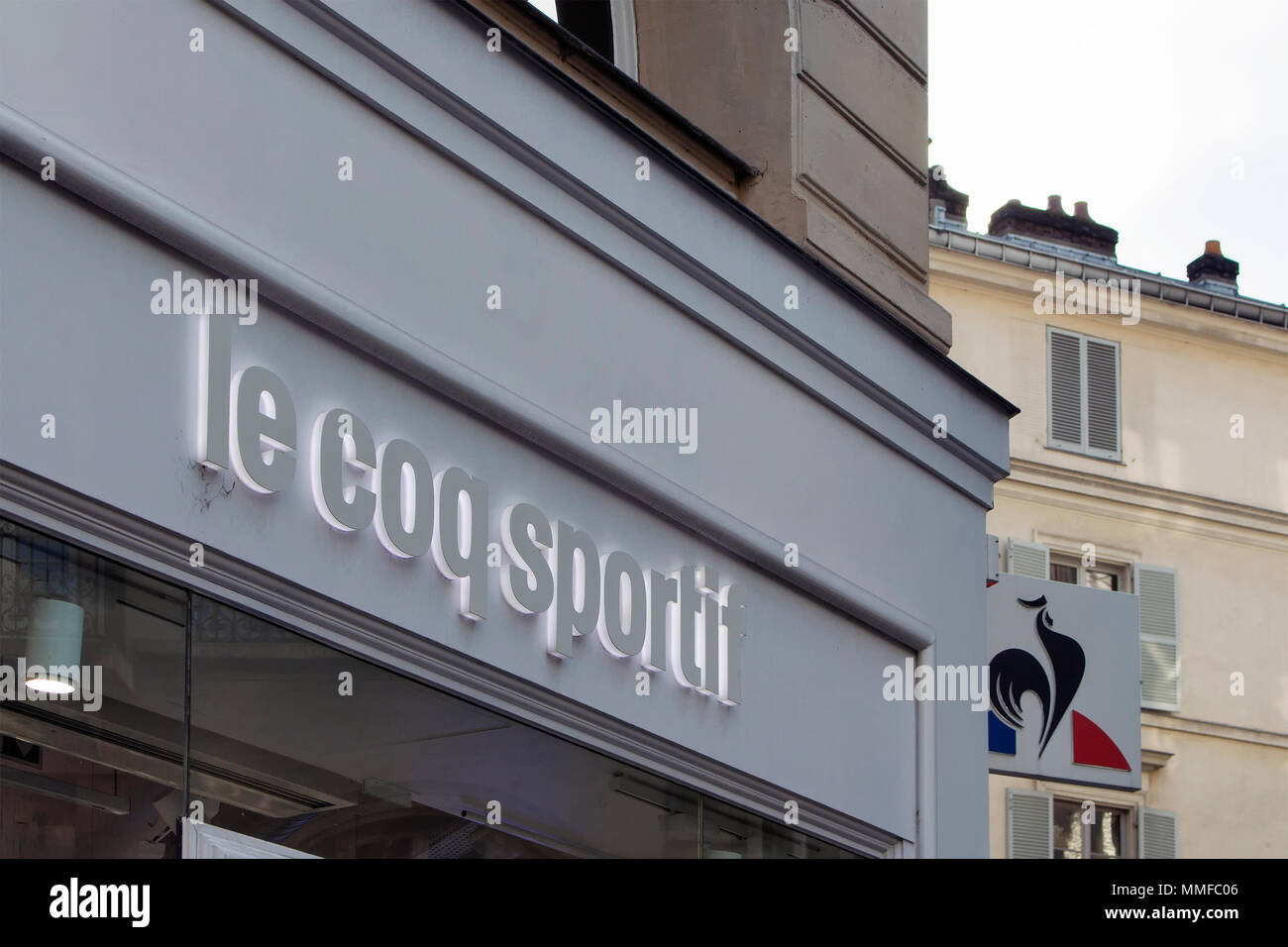 Los carteles de la tienda de ropa deportiva de la marca francesa en la zona  de Saint Germain de París. Fundada en 1882 por Émile Camuset Fotografía de  stock - Alamy