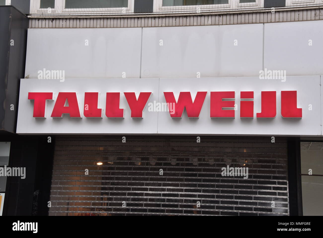 10 de mayo de 2018, Alemania, Colonia: el logo de la moda y la compañía  minorista Tally Weijl se adjunta a la fachada por encima de una entrada de  la tienda.- Ningún