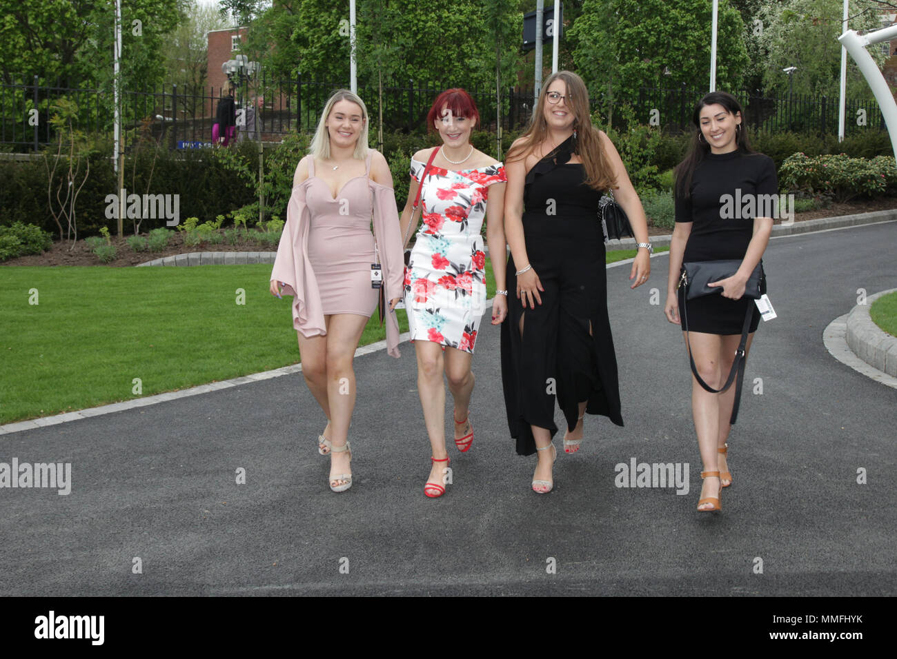 Racimos moda femenina, ropa negra alta moda, y moderno, formal señoras caños, vestidos de alta y fashionistas en el Festival de mayo de los fideos, carreras de Chester. Chester,