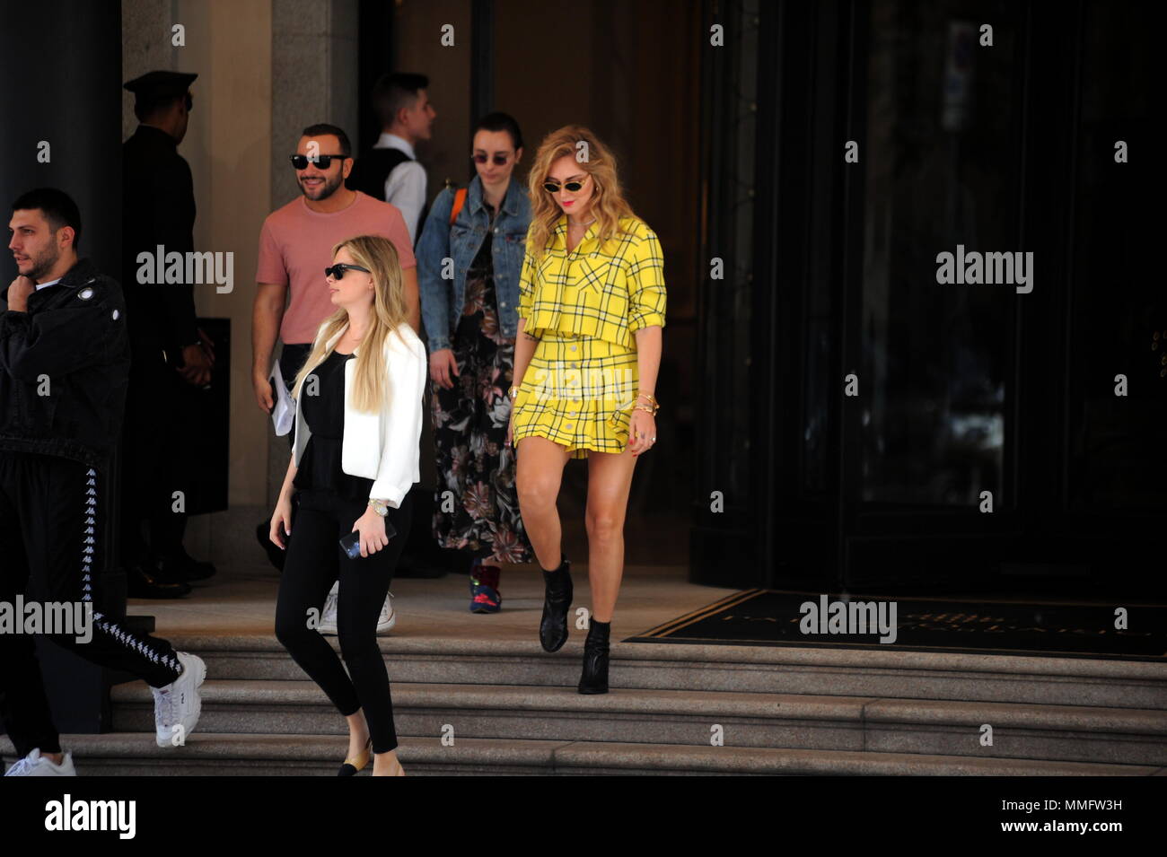 Milán, Chiara Ferragni sale del hotel, junto con su personal para ir a
