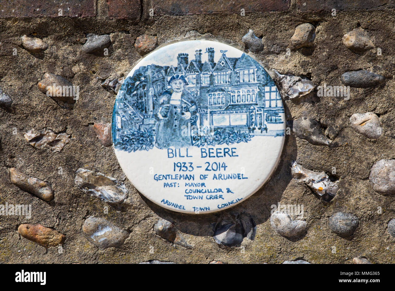 ARUNDEL, Reino Unido - 05 DE MAYO DE 2018: una placa en la calle alta en Arundel, conmemorando la vida de Bill Beere - un caballero de Arundel y pasado alcalde y T Foto de stock