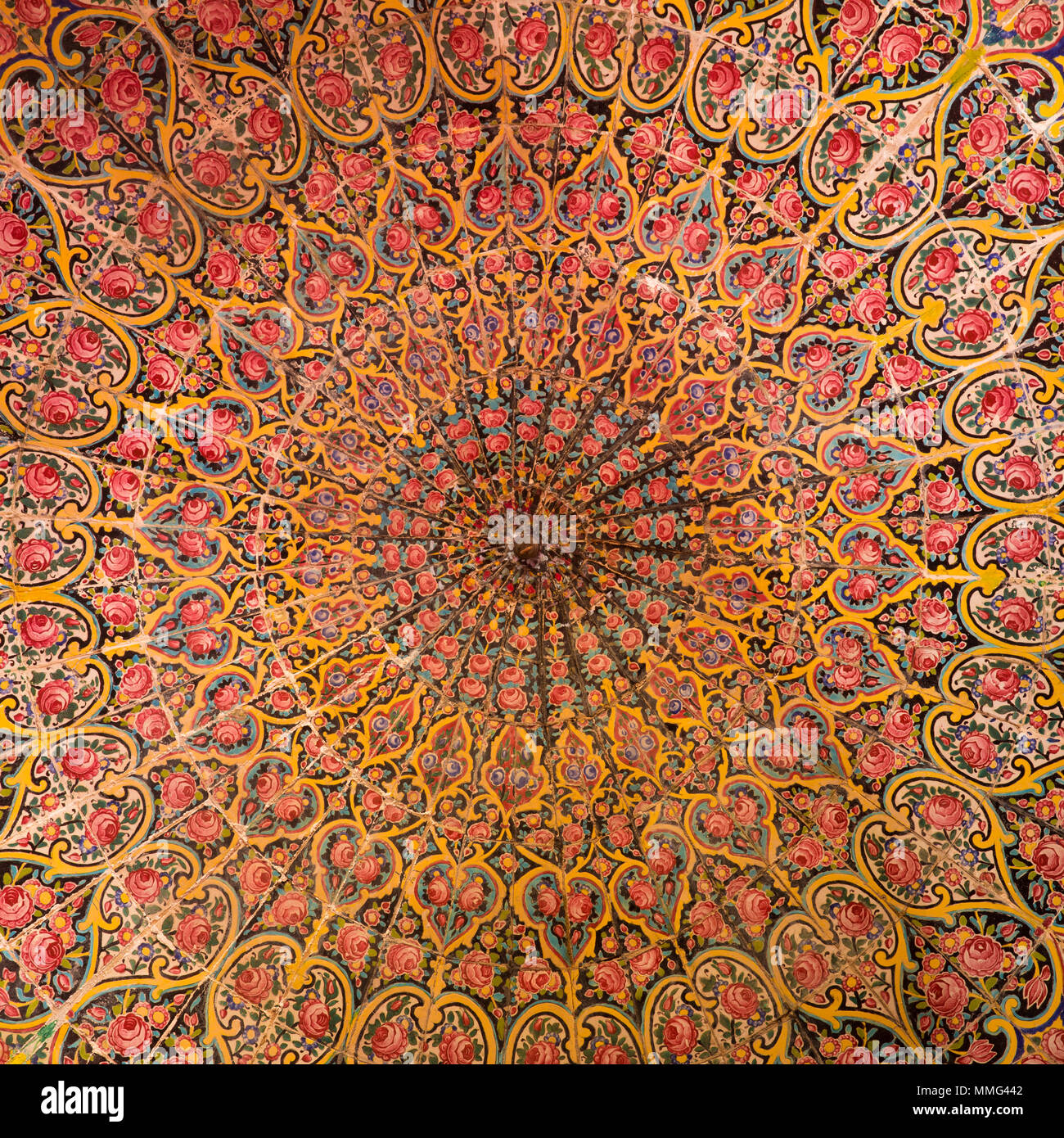 En Shiraz, Irán - Abril 26, 2015: Nasir Al-Mulk Mezquita en Shiraz, Irán, también denominado en la cultura popular como mezquita Rosa. Fue construido en el año 1888 Foto de stock