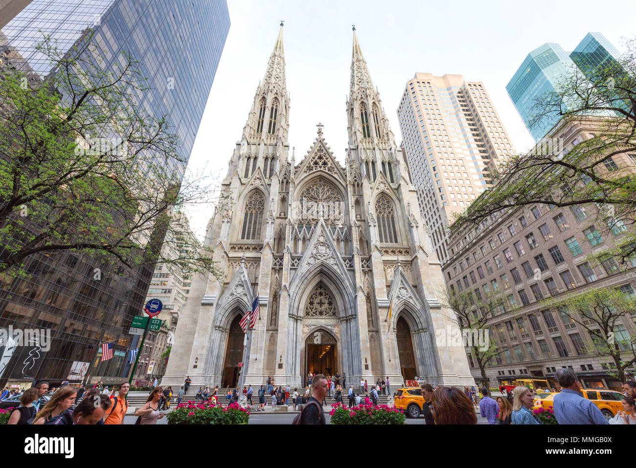 La Catedral de San Patricio de Nueva York, visto desde la Quinta Avenida de Nueva York, EE.UU. Foto de stock
