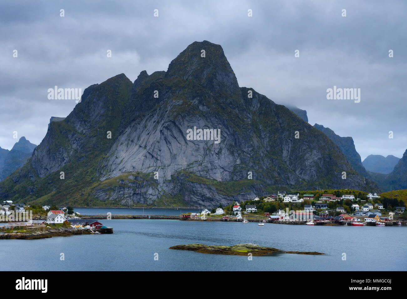 Montaje y Reine Olstind poblado pesquero en las islas Lofoten Foto de stock