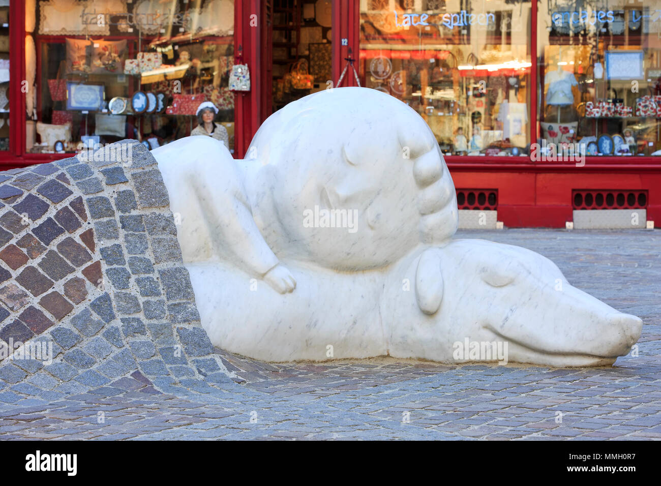 Estatua de Nello y Patrasche desde el 1872 novela de Marie Louise de La  Ramée denominado'un perro de Flandes" en Antwerp, Bélgica Fotografía de  stock - Alamy