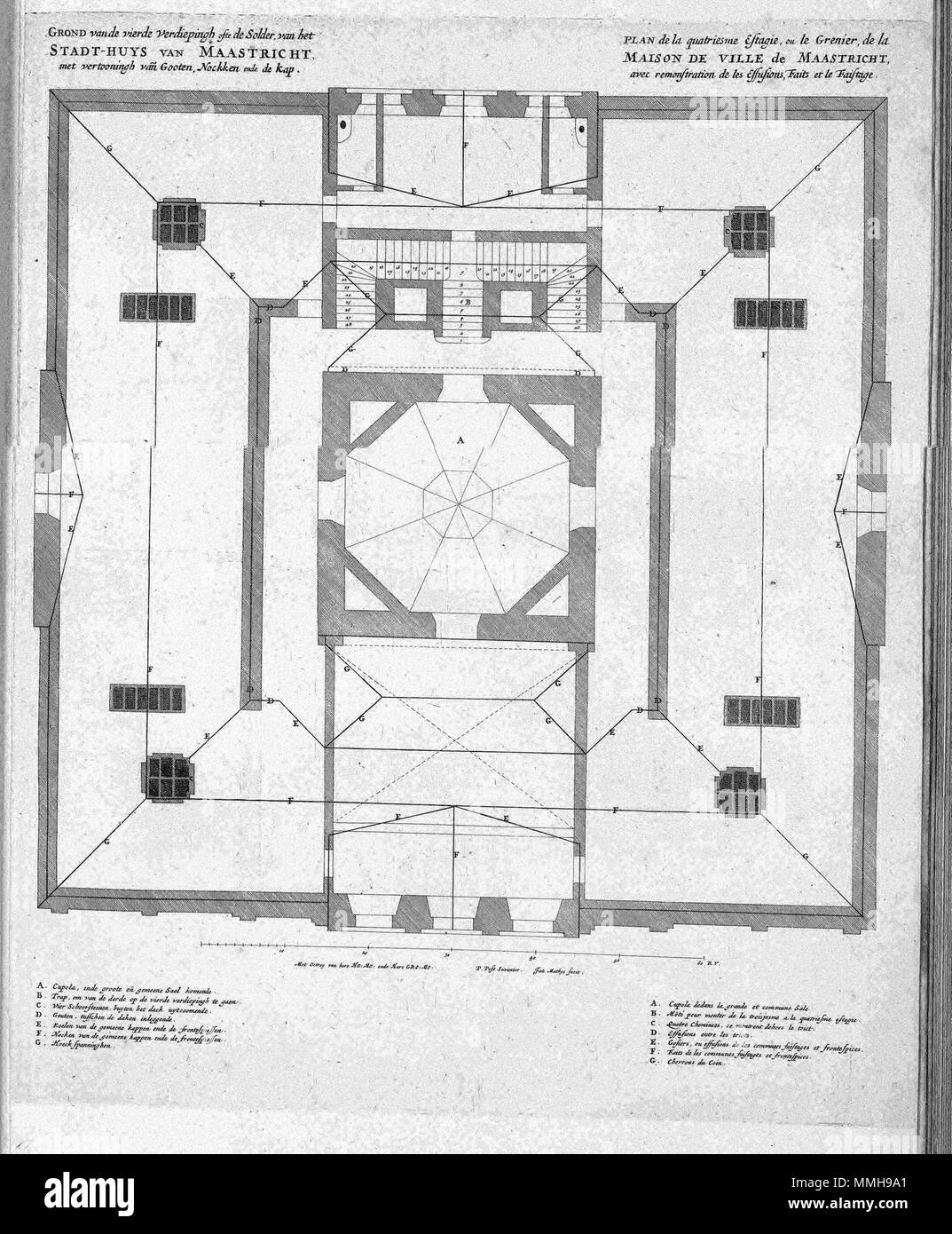 . Nederlands: En 1659 voltooide de arquitecto Pieter Post (1608-1669) de bouw van het stadhuis van Maastricht. Op deze actual uit 1664 es el het grondplan van de vierde verdieping afgebeeld. De belangrijkste onderdelen worden langs de onderzijde van de actual in het Nederlands in het Frans verklaard. Inglés: El nuevo ayuntamiento de Maastricht, por el arquitecto Pieter Post (1608-1669) fue terminado en 1659. Esta impresión desde 1664 muestra el groundplan del cuarto piso del ayuntamiento. Los elementos más importantes se explican en holandés y francés por debajo de la impresión. GROND van de vierde verdiepingh ofte de Sol Foto de stock