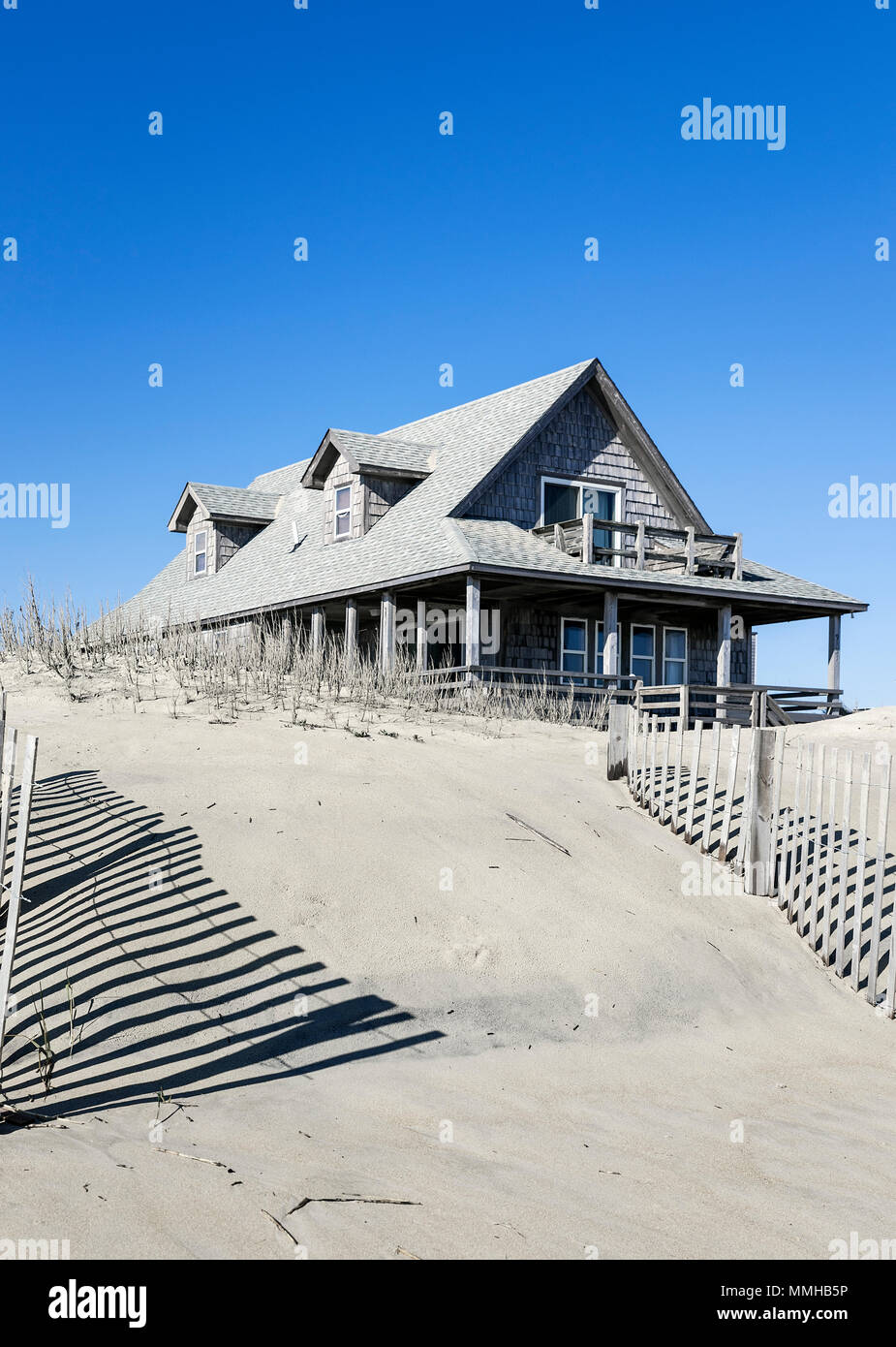 Casa de playa apartada. Foto de stock