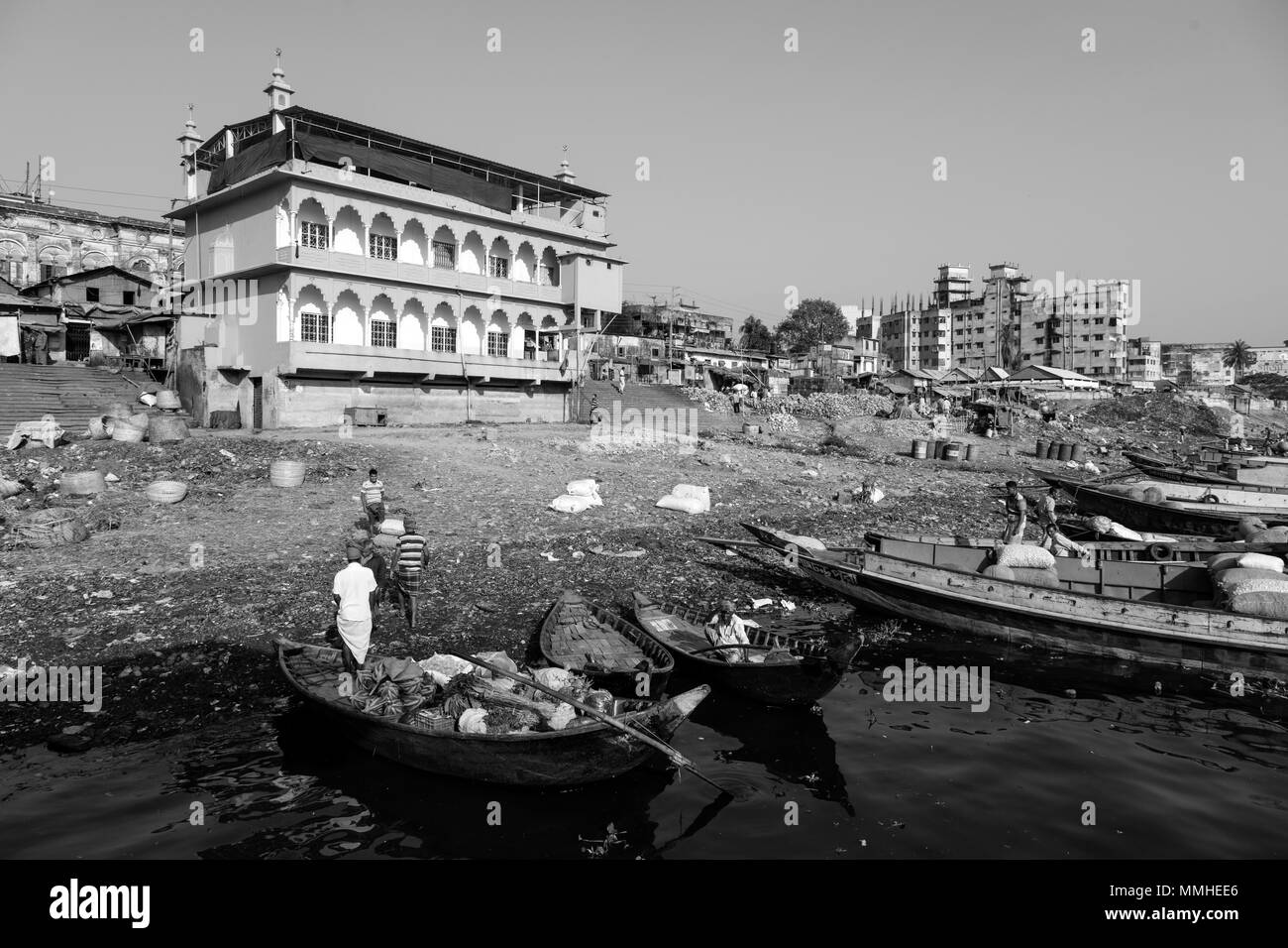 Dhaka, Bangladesh, 24 de febrero de 2017: la manipulación de la mercancía de frutas y verduras en el río Buriganga en Dhaka, Bangladesh Foto de stock