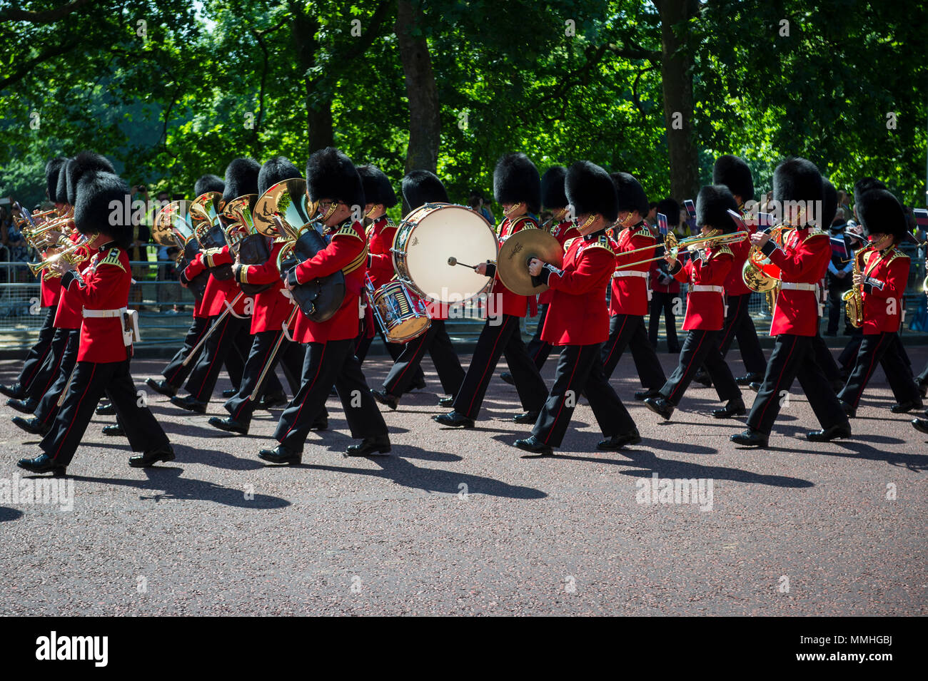 Londres - Junio 17, 2017: banda militar marchas en formación el Mall en un royal Trooping el Color ceremonia en honor del cumpleaños de la Reina Foto de stock
