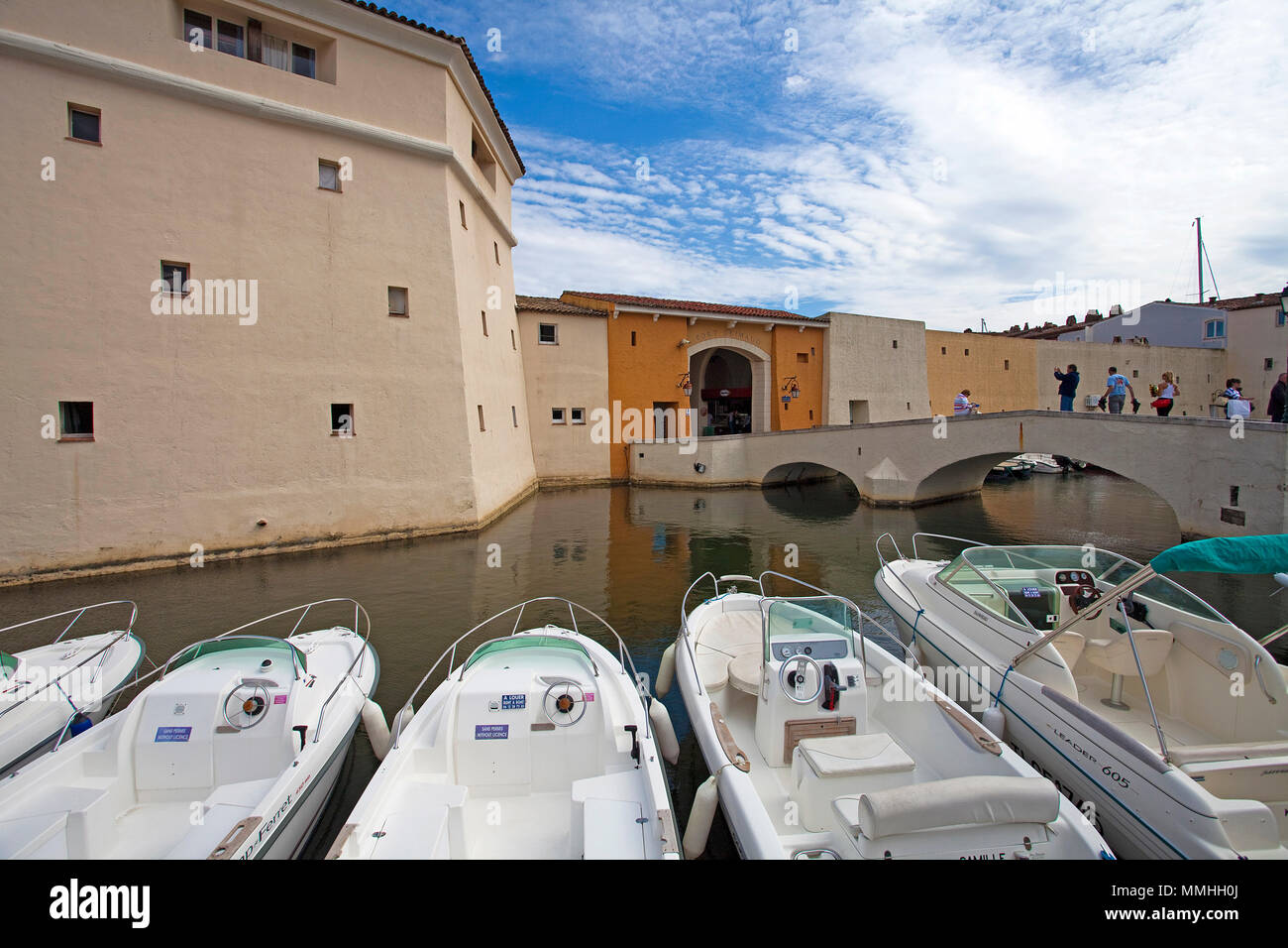 Port Grimaud, ciudad lagunar al Golfo de Saint-Tropez, Cote d'Azur, en el sur de Francia, Francia, Europa Foto de stock
