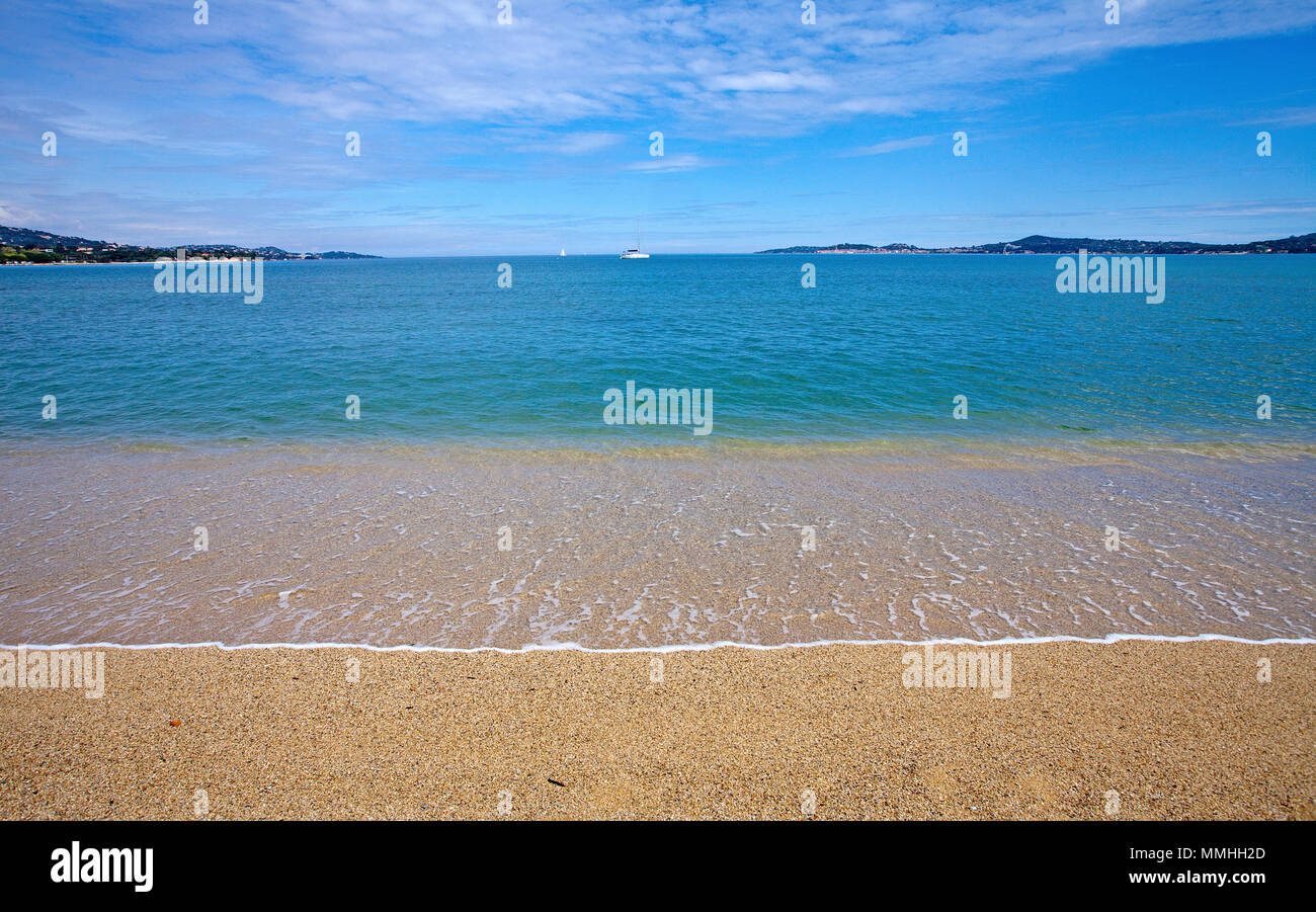 Playa de Port Grimaud, Golfo de Saint-Tropez, Cote d'Azur, en el sur de Francia, Francia, Europa Foto de stock