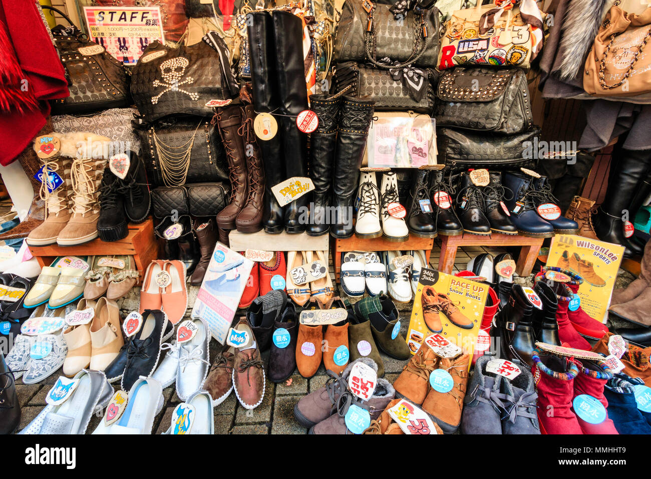 Tokio, Harajuku, Takeshita street. Ropa de mujer tienda fuera de pantalla, zapatos y bolsos en pavimento. Foto de stock