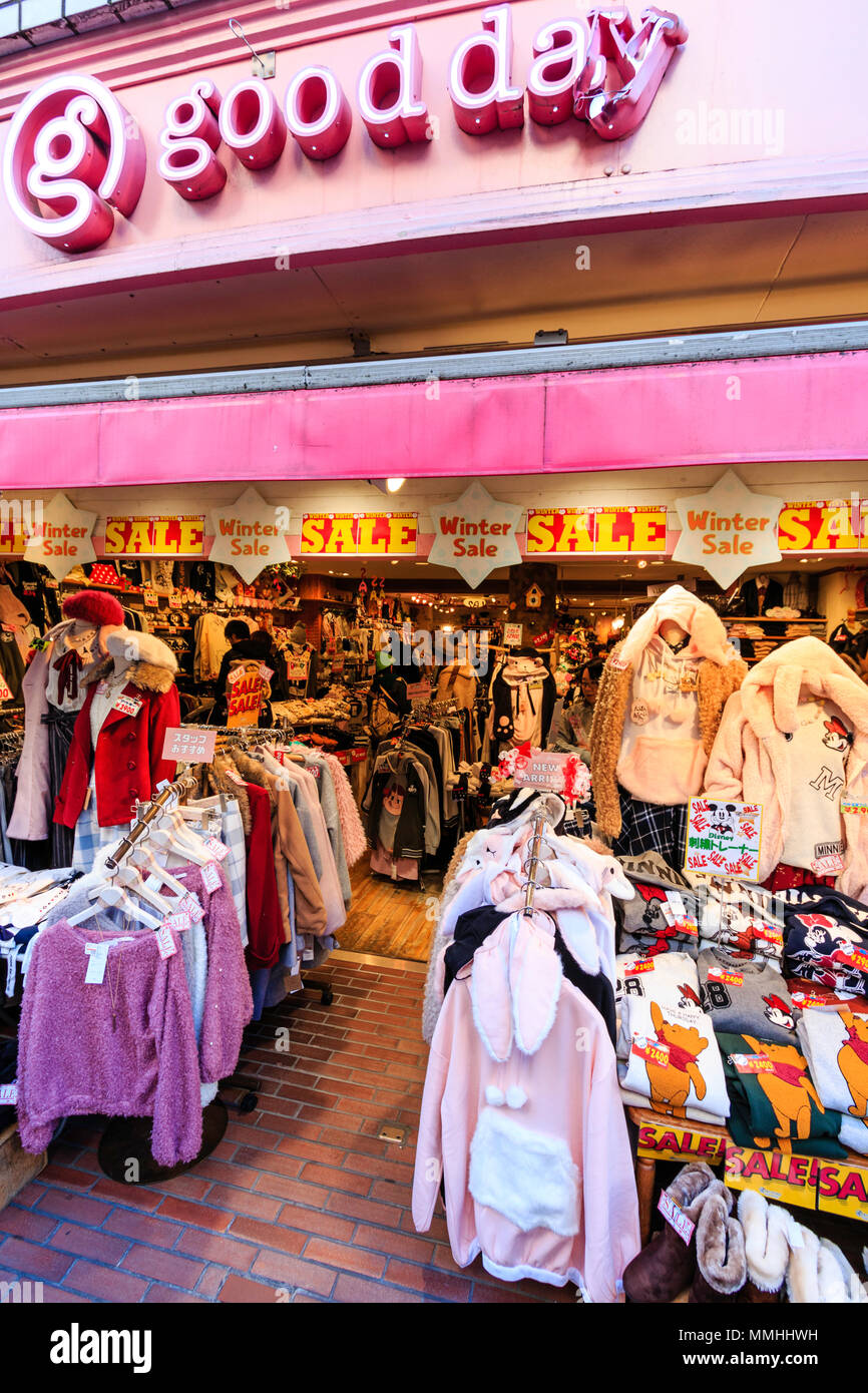 Tokio, Harajuku, Takeshita street. Buenos días señoras boutique de moda, con el exterior. Varias pantallas de ropa en la entrada y carteles de "Se vende". Foto de stock