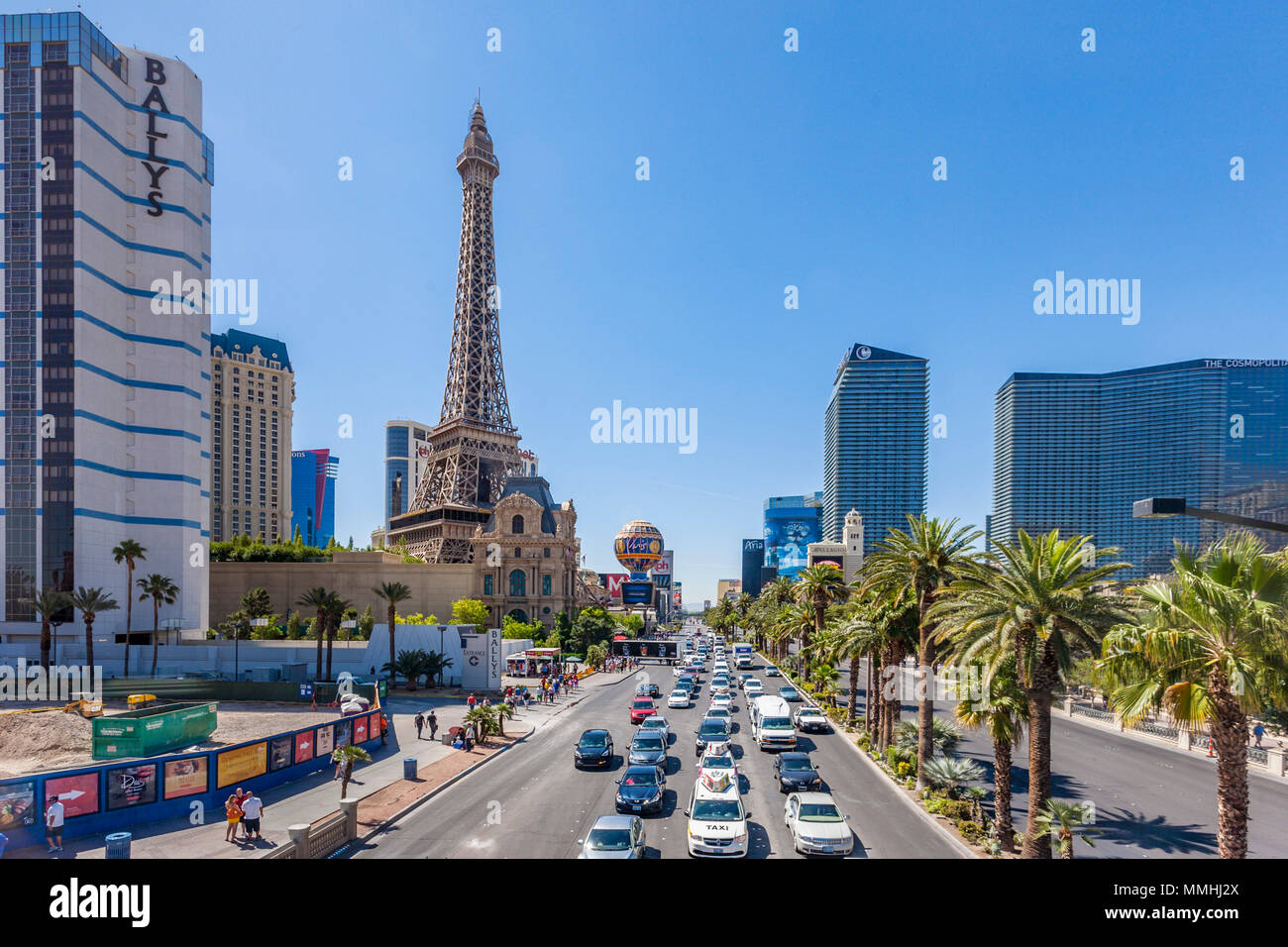 El tráfico pesado pasa la réplica a escala de la Torre Eiffel en Paris Las Vegas Hotel and Casino en Las Vegas Boulevard, en el Las Vegas Strip en Paradise, Nevada Foto de stock
