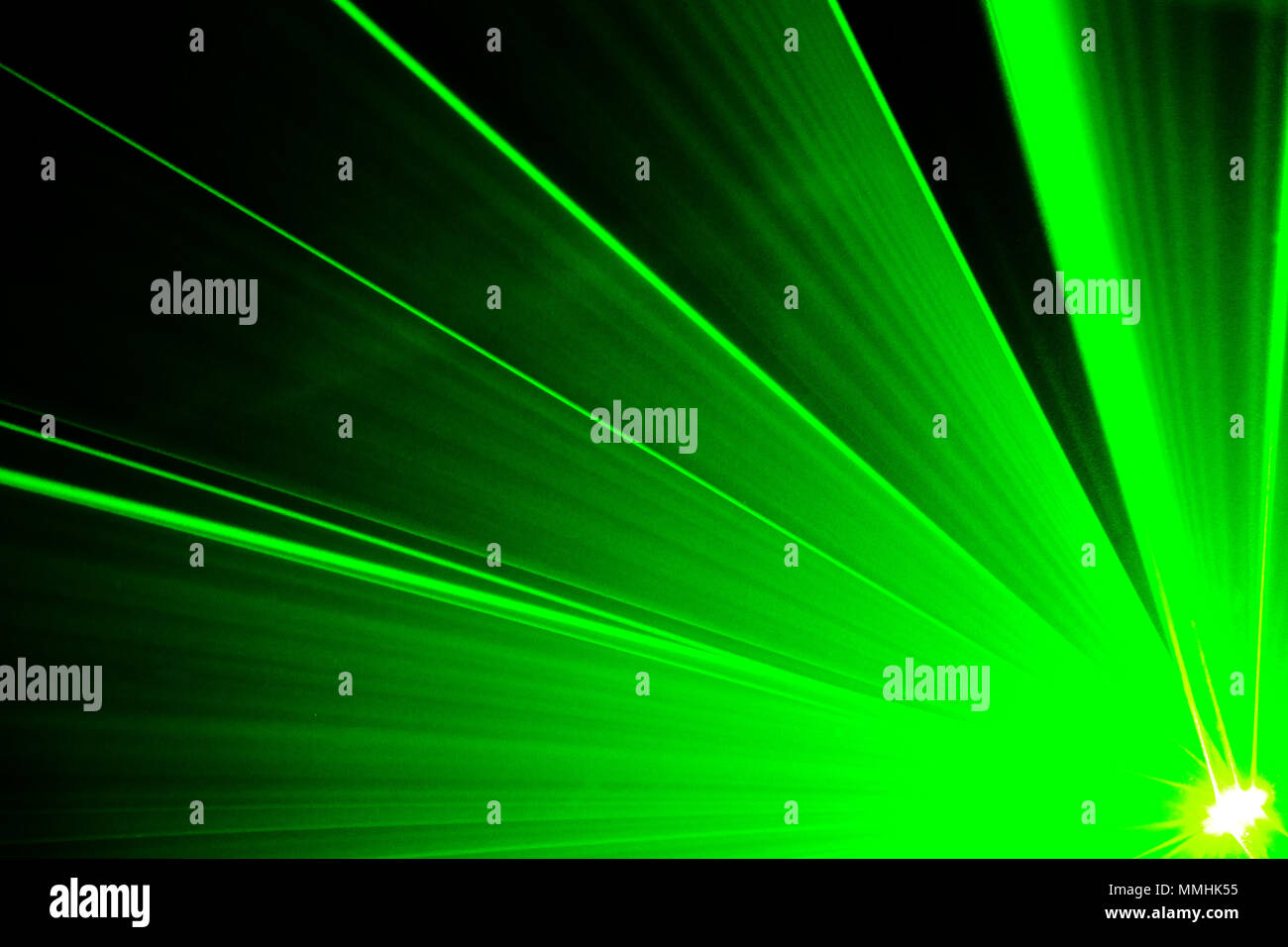 Lasershow en un club, una discoteca con música, bastante abstracto, el láser  verde Fotografía de stock - Alamy