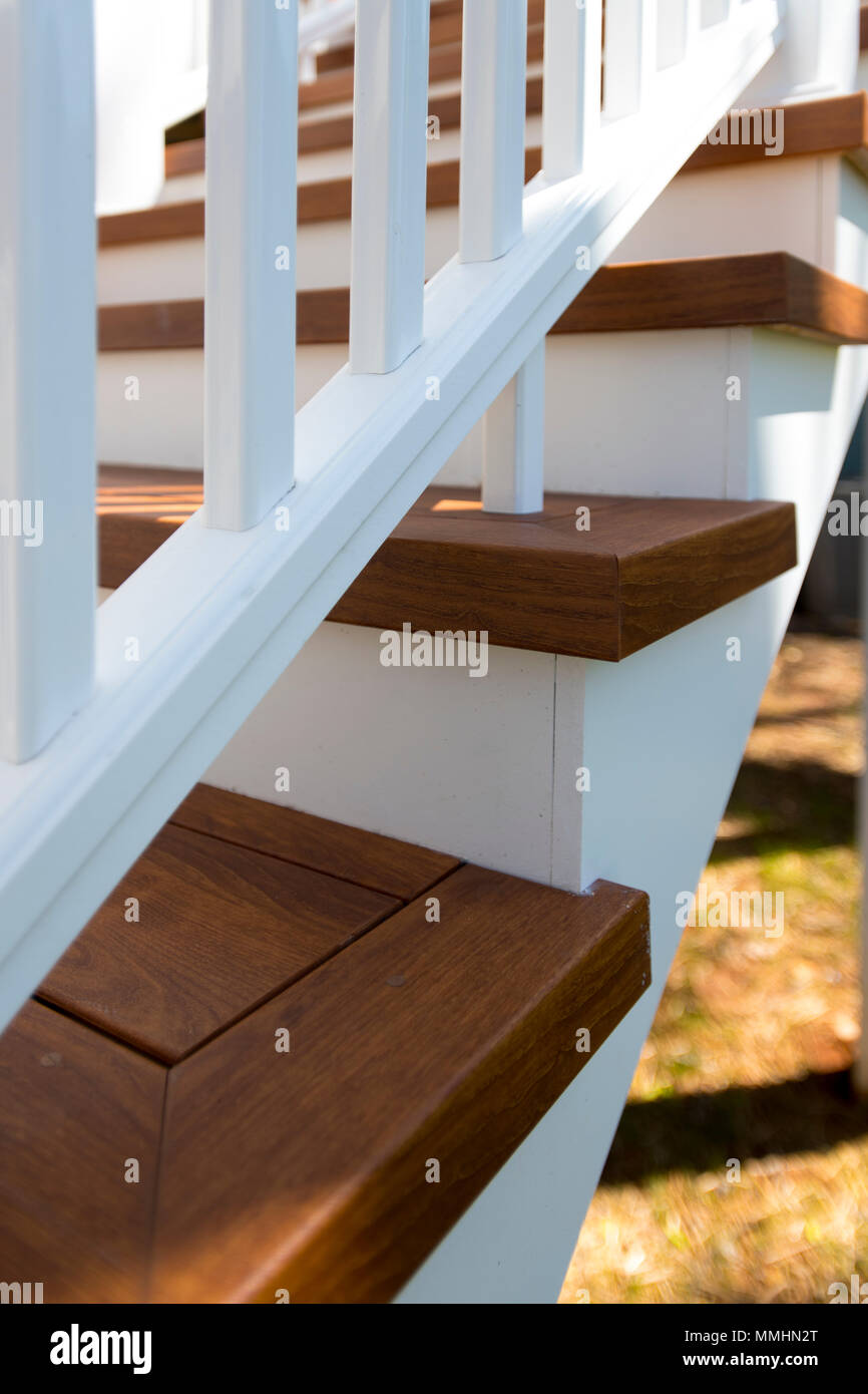 Casa con escalera exterior de madera artificial pasos alternativos material duradero Foto de stock