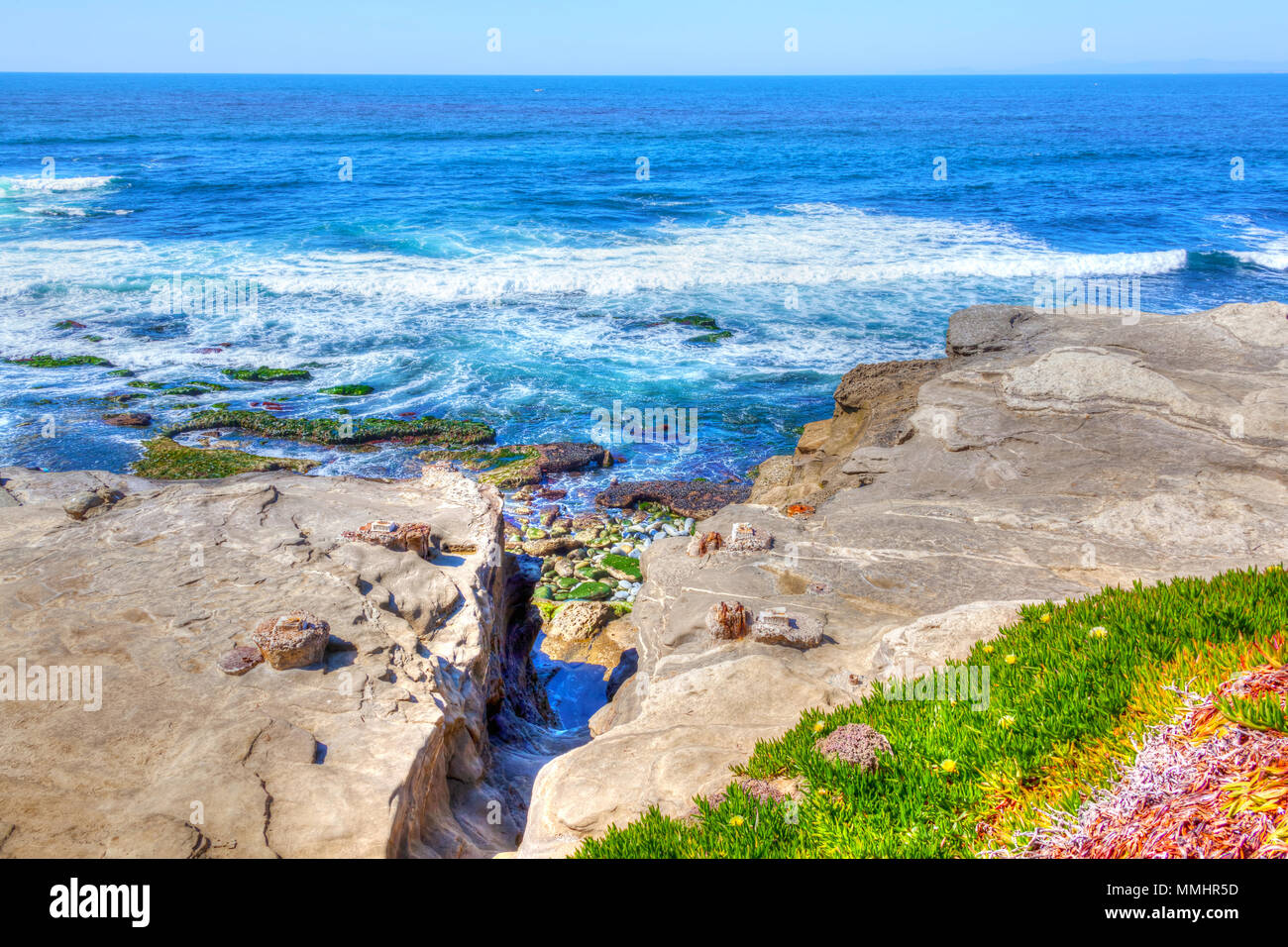 Las olas del Océano Pacífico libra contra los acantilados rocosos de La Jolla Beach en San Diego, California. La costa escénica es una atracción popular Foto de stock