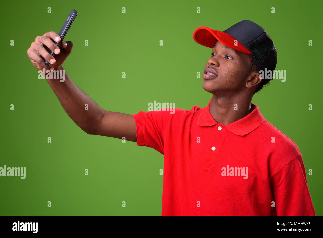 Joven hombre africano contra el fondo verde Foto de stock