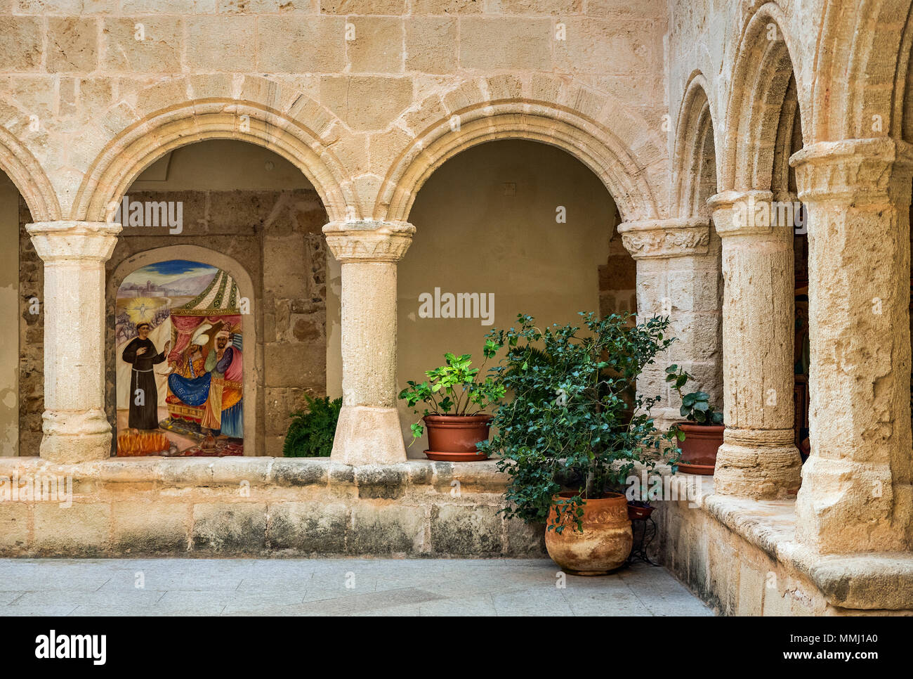 Claustro del patio de la Iglesia de San Francesco, en el casco antiguo de Alghero (Cerdeña, Italia). Foto de stock