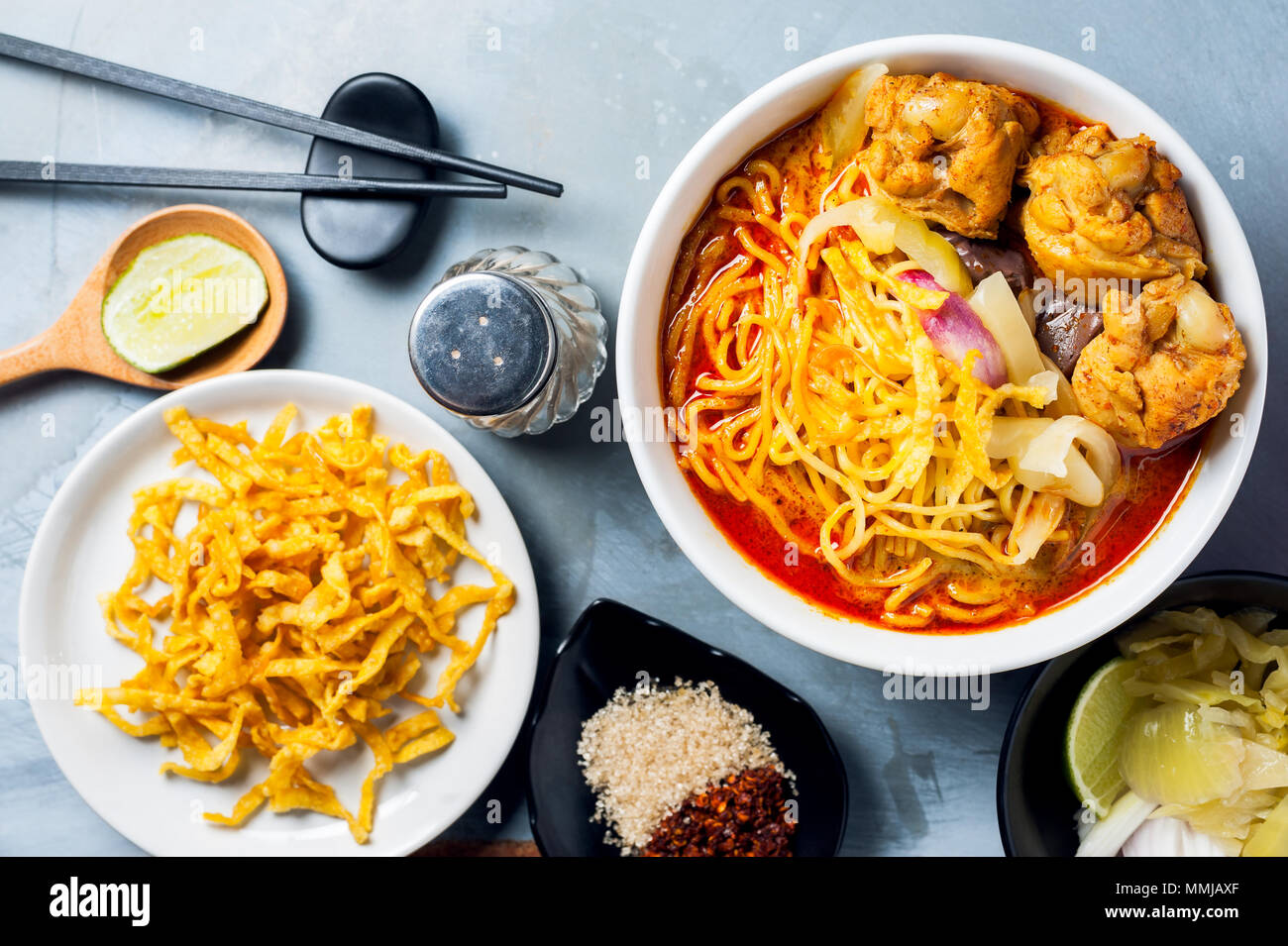 Khao Soi Kai, estilo norteño de fideos de huevo de pollo al curry con los  ingredientes. La comida tailandesa Fotografía de stock - Alamy