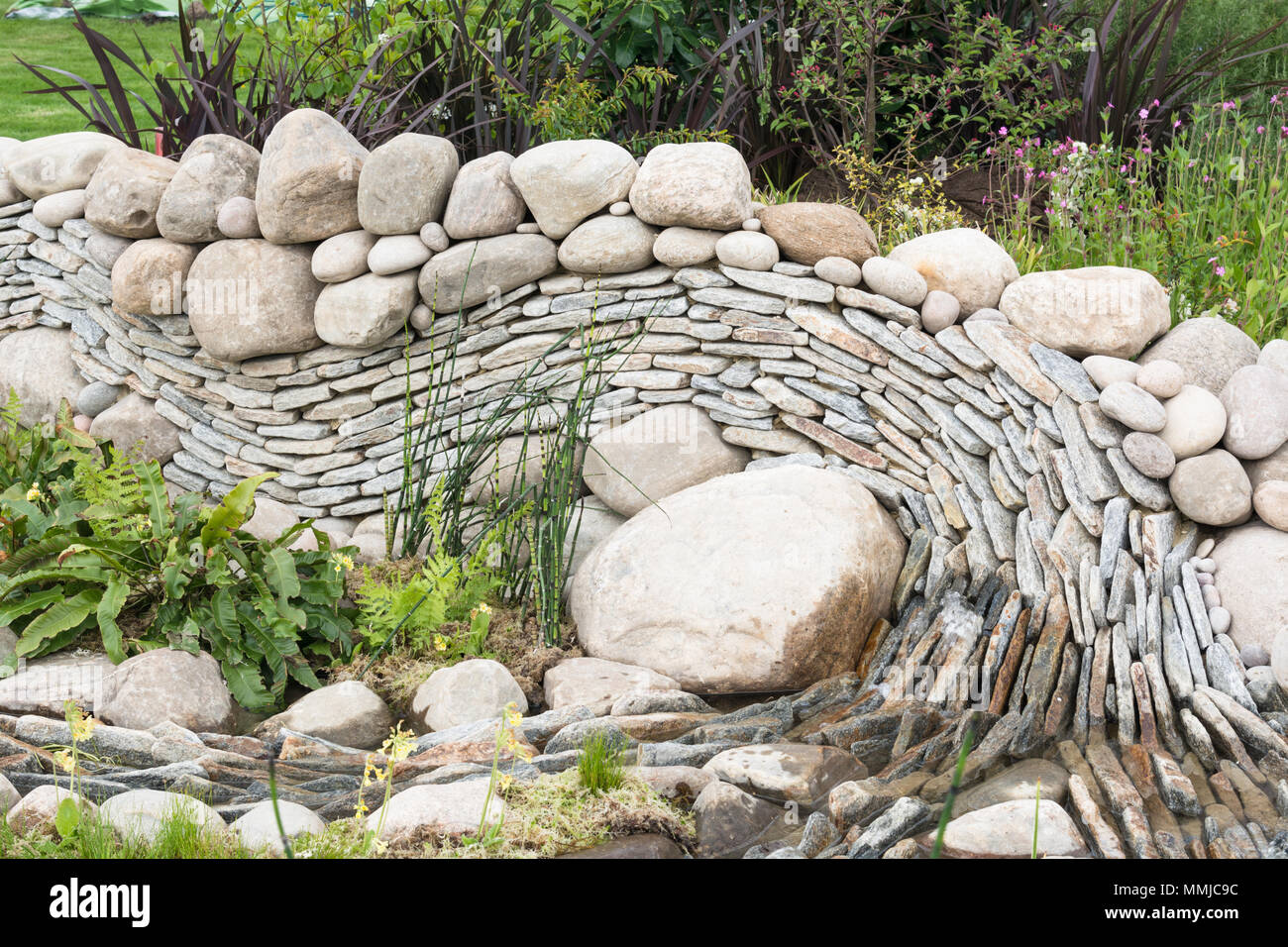 Muro Curvo De Piedra Seca Fotos e Imágenes de stock - Alamy