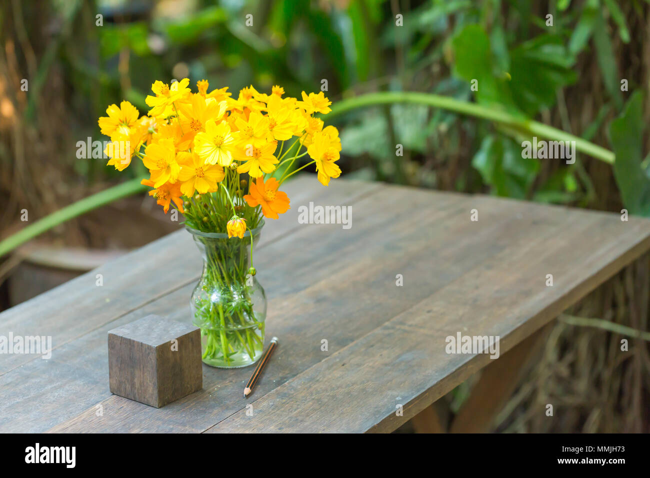 Flores de caléndula en la jarra sobre la mesa de madera Foto de stock
