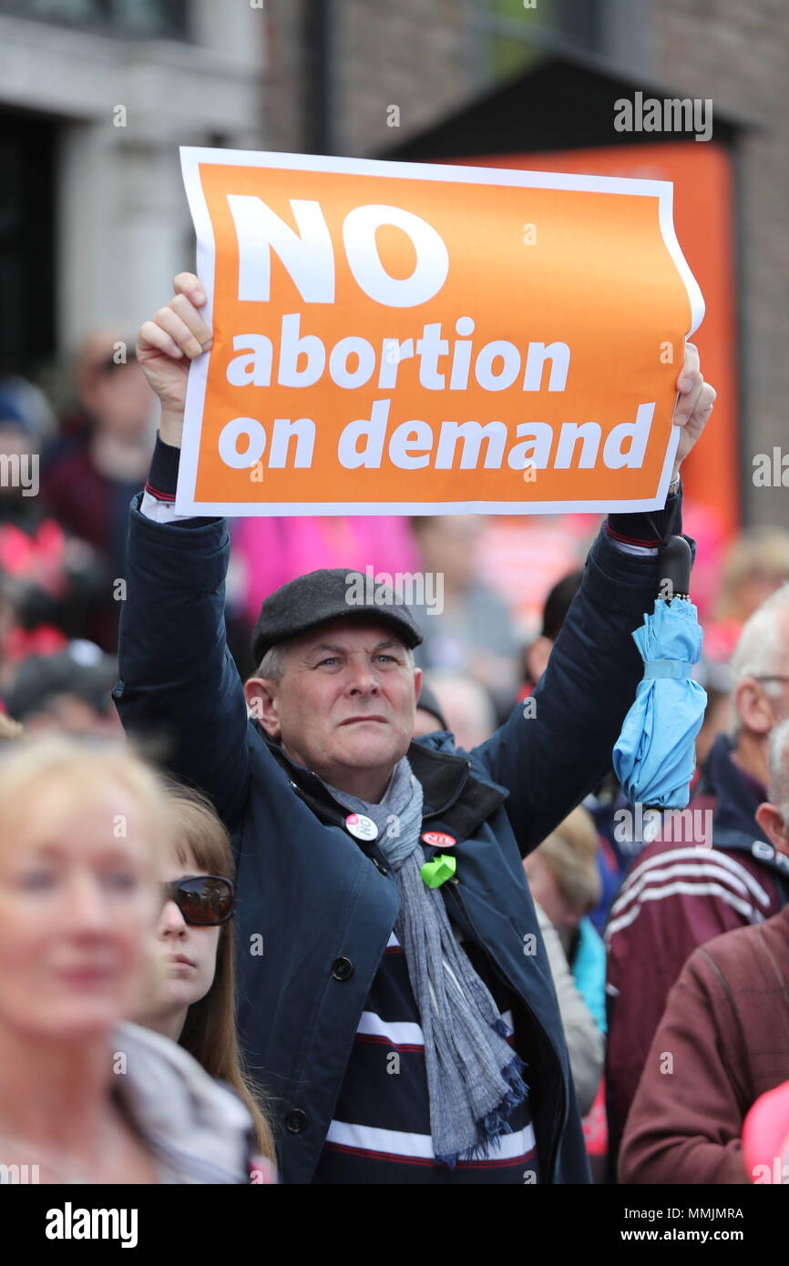 Los manifestantes pro-vida de Stand up for Life rallyes para la retención de la Octava Enmienda de la Constitución irlandesa, que se decidió en un referéndum el 25 de mayo, en la sede junto a sí en Dublín en el día de hoy. Foto de stock