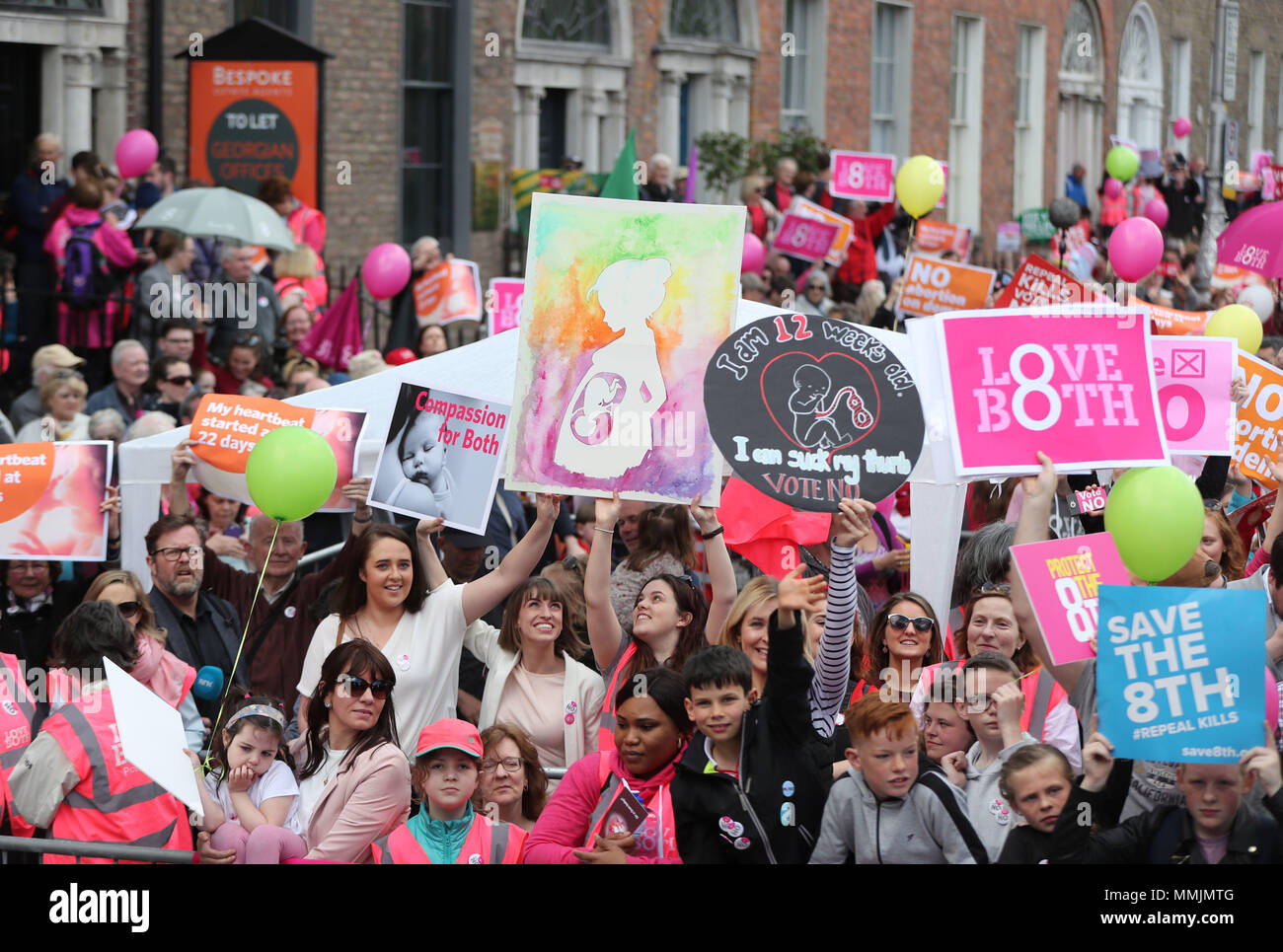 Los manifestantes pro-vida de Stand up for Life rallyes para la retención de la Octava Enmienda de la Constitución irlandesa, que se decidió en un referéndum el 25 de mayo, en la sede junto a sí en Dublín en el día de hoy. Foto de stock