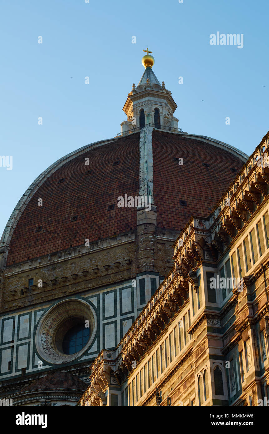 Duomo al amanecer (vertical), Florencia, Italia. Foto de stock
