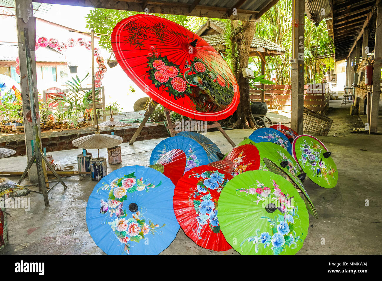 Chiang Mai, Tailandia - Julio 24, 2011: los paraguas de papel de arroz en Sa y paraguas de Centro Artesanía. obra de fábrica los artistas a pintar sombrillas,