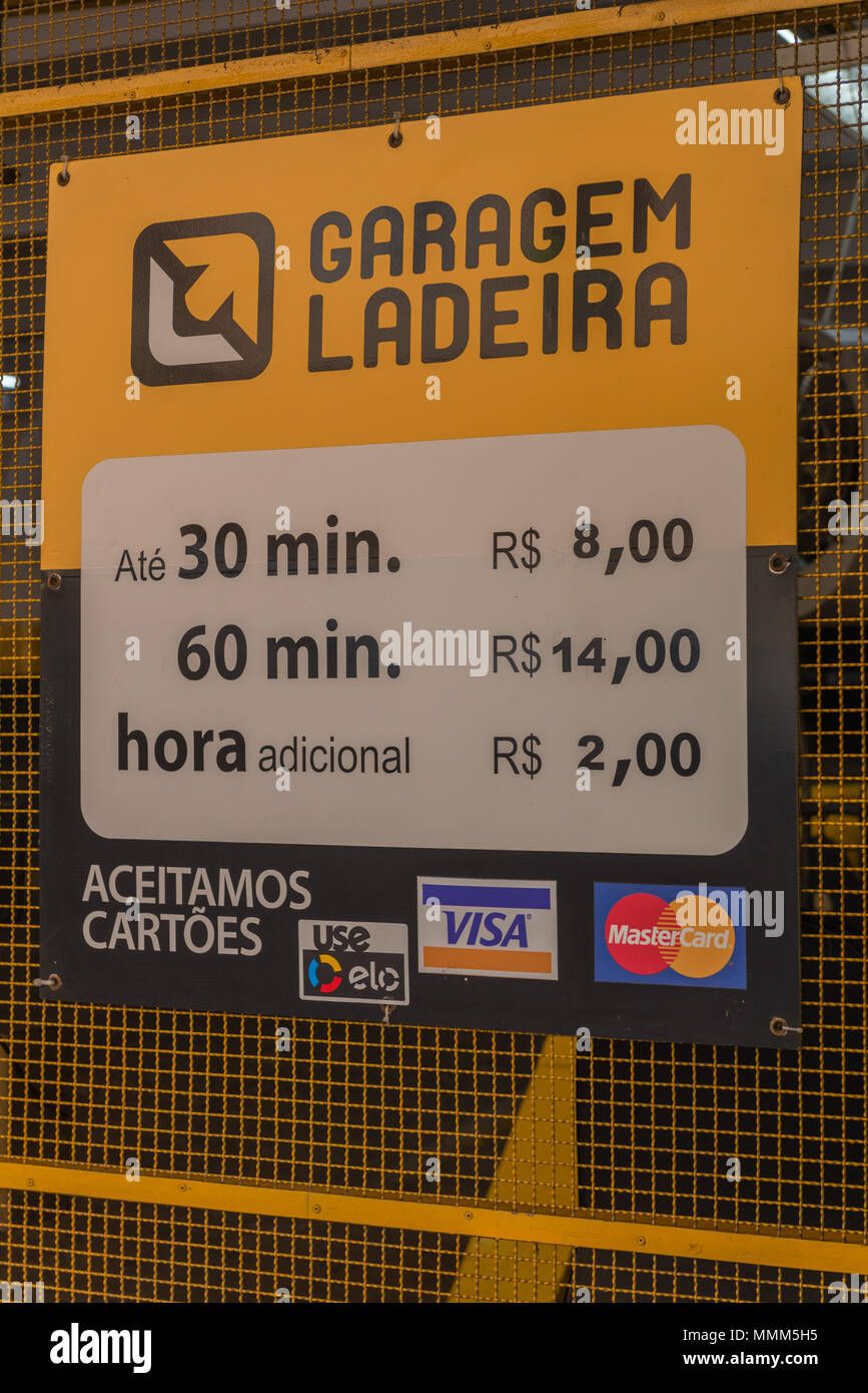 Parking en un estacionamiento de varios pisos, pagadero en efectivo o con tarjeta de crédito, 8 Rial correlacionar 2 Euros, centro de la ciudad, Río Alegro, Rio Grande do Sul, Brasil Foto de stock